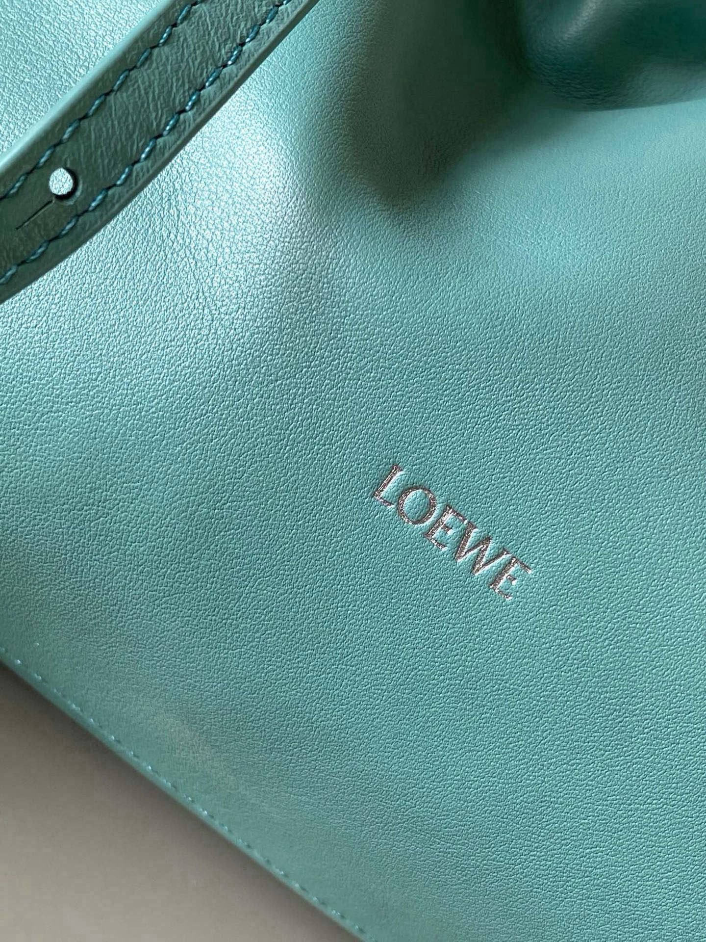 Loewe 新版本福袋迷你23CM 新款纳帕牛皮革Flamenco手拿包福袋 采用拉绳收紧