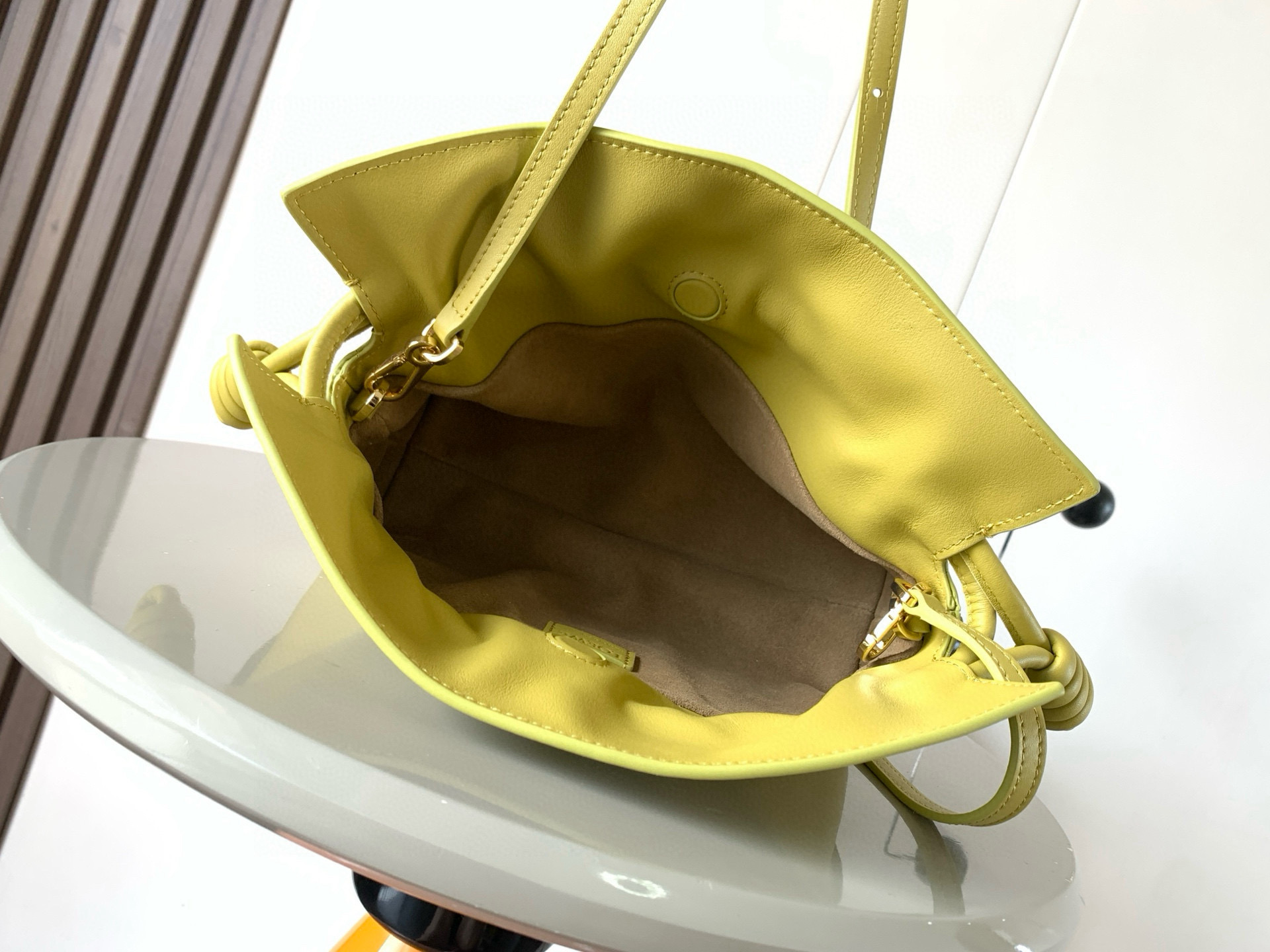 Loewe 新版本福袋迷你23CM 新款纳帕牛皮革Flamenco手拿包福袋 采用拉绳收紧