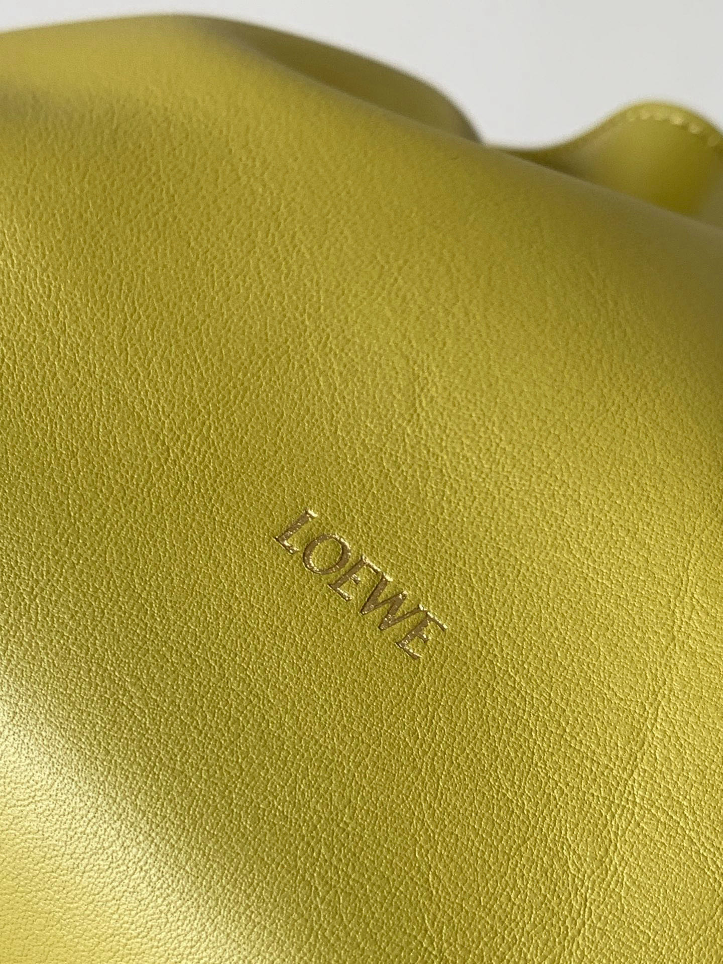 Loewe 新版本福袋迷你23CM 新款纳帕牛皮革Flamenco手拿包福袋 采用拉绳收紧