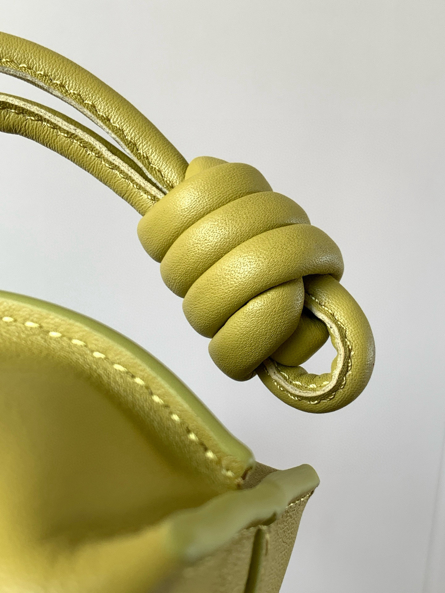 Loewe 新版本福袋迷你23CM 新款纳帕牛皮革Flamenco手拿包福袋 采用拉绳收紧