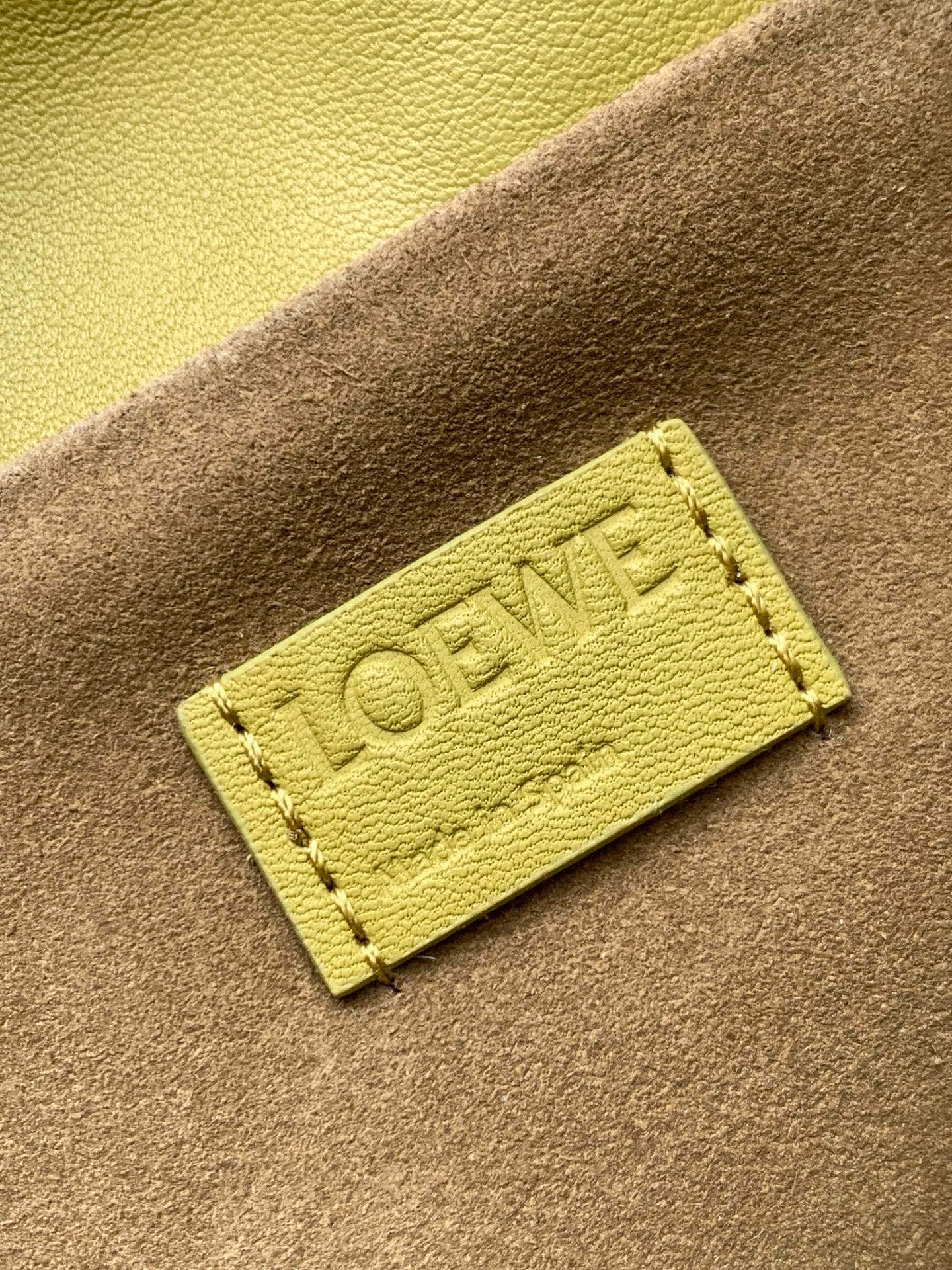 Loewe 新版本福袋迷你23CM 新款纳帕牛皮革Flamenco手拿包福袋 采用拉绳收紧