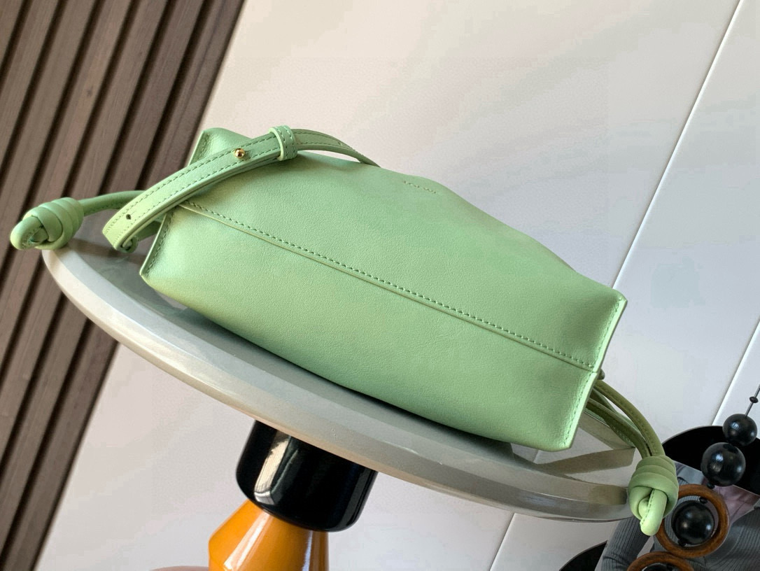 Loewe 新版本福袋迷你23CM 新款纳帕牛皮革Flamenco手拿包福袋 采用拉绳收紧