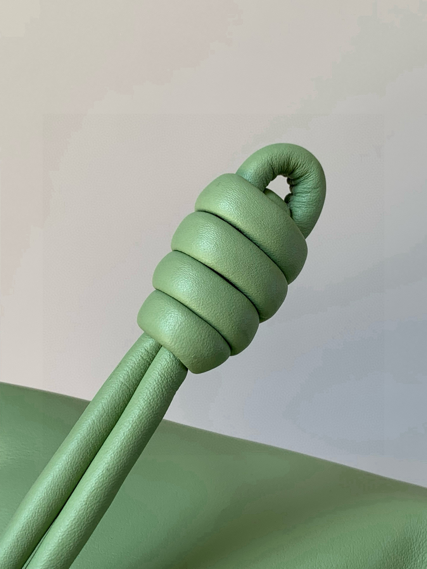 Loewe 新版本福袋迷你23CM 新款纳帕牛皮革Flamenco手拿包福袋 采用拉绳收紧