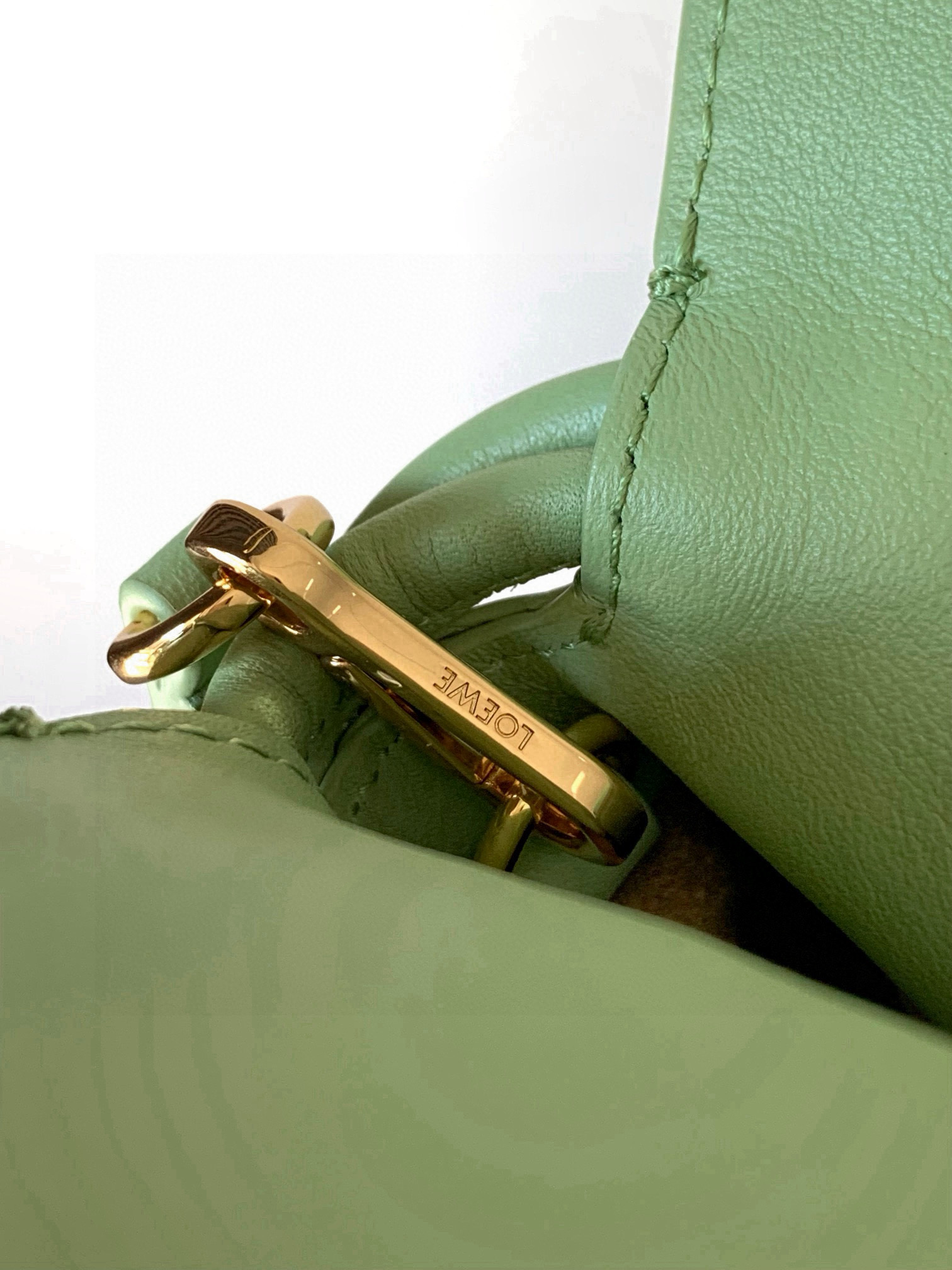 Loewe 新版本福袋迷你23CM 新款纳帕牛皮革Flamenco手拿包福袋 采用拉绳收紧