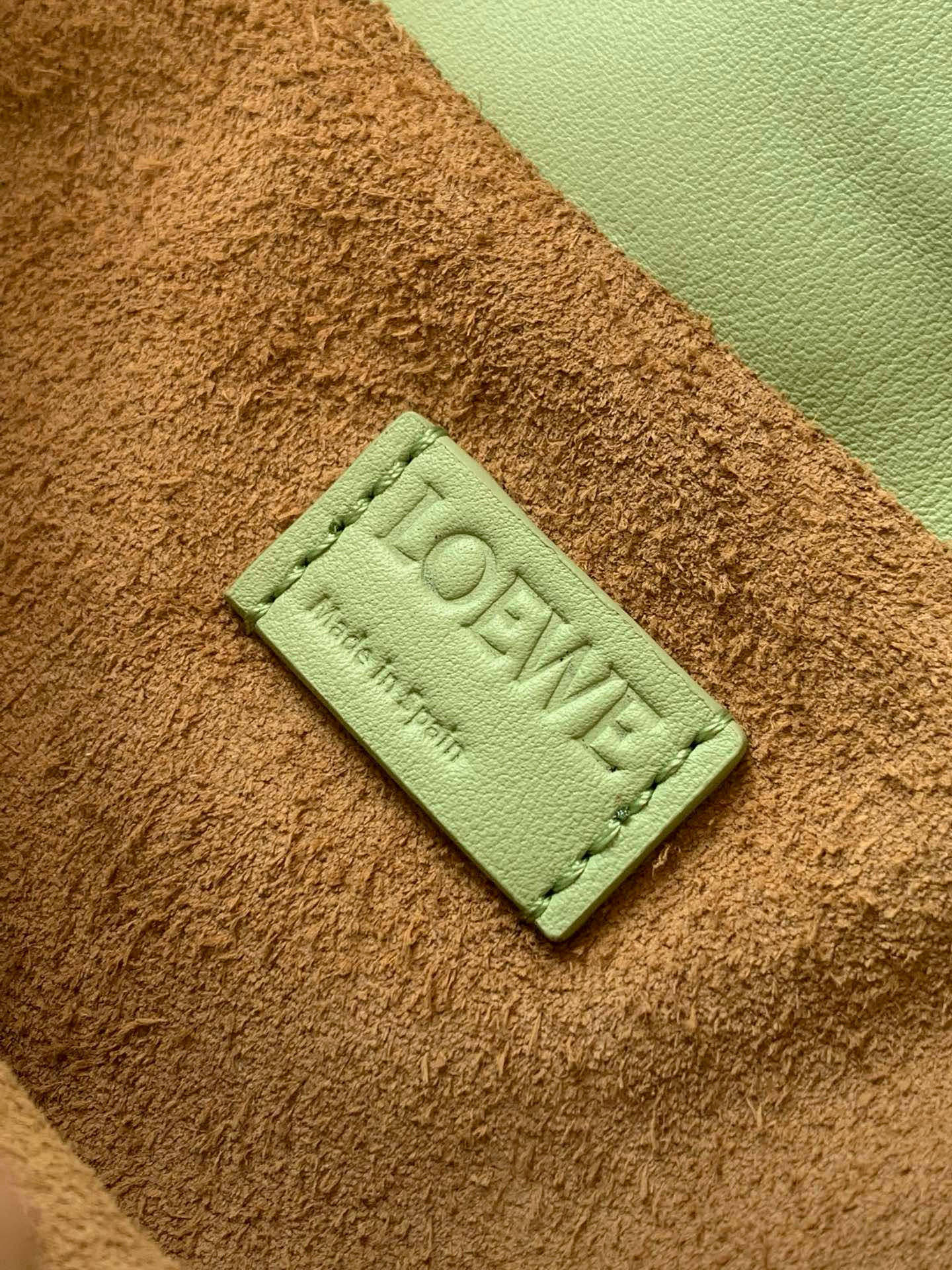 Loewe 新版本福袋迷你23CM 新款纳帕牛皮革Flamenco手拿包福袋 采用拉绳收紧