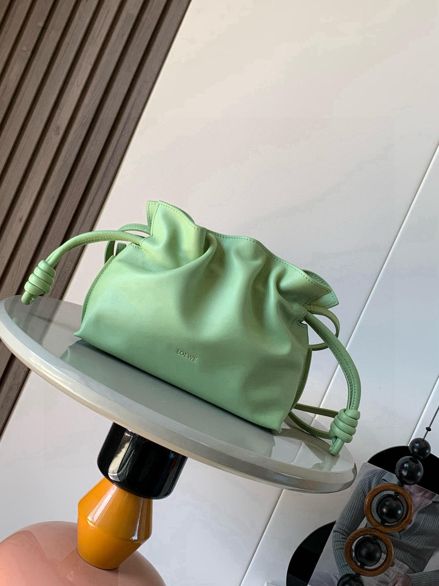 NO:688347,The new version of the lucky bag is mini 23CM. The new nappa cow leather Flamenco clutch bag is tightened with a drawstring and tied with the iconic coiled knot. This version is made of nappa cow leather. It must be said that this brand fully demonstrates the softness and pragmatism of the leather in the Flamenco Knot. It can be said that you can feel whatever you want at Flamenco.  I found the perfect combination of drawstring bag and tote bag in Knot, which gives girls a different feeling. Although it looks simple, it is also very special and casual. The name of this bag is the same as the flamenco dance of the Spanish gypsies, which also represents Loewe's casual, elegant and personalized design style. The leather is smooth Spanish calfskin, which feels particularly soft. The anti-suede leather lining is very solid and scratch-resistant. It has been highly exposed in street photos. In addition to being used as a shoulder  The bag can also be used as a handbag with the characteristic drawstring design and soft leather loading. Tightening the rope makes the lines smoother. It is very suitable for work or leisure. Size 23CM~18CM~9CM. Style No. 9044. Color: light pear green, Loewe, loewe, totes, handbag, cowhide.19860909新版本福袋迷你23CM新款纳帕牛皮革Flamenco手拿包福袋采用拉绳收紧,并打上标志性的盘绕结这个版本采用纳帕牛皮革制成不得不说,这个品牌将皮质的柔软和实用主义都在Flamenco Knot上展现得淋漓尽致可以说是想要什么感觉都能在Flamenco Knot中找到了将抽绳包和托特包完美结合,带给女生们不一样的感觉虽然看上去简单不能再简单,但又很特别,随性有范这款包的名字与西班牙吉卜赛人的弗朗明戈舞蹈同名这恰好也代表着罗意威随性优雅又个性洒脱的设计风格皮料是光滑的西班牙小牛皮,手感特别软,反绒面皮革里衬很扎实耐刮,街拍中曝光率极高的它,除了可作shoulder bag亦可作手提袋特色的拉绳设计,以及柔软皮革加载,拉紧绳索更显流畅线条,无论上班或休闲都非常得宜 尺寸23CM~18CM~9CM 款号9044 颜色浅梨绿,罗意威,loewe,totes,handbag,cowhide,Bag