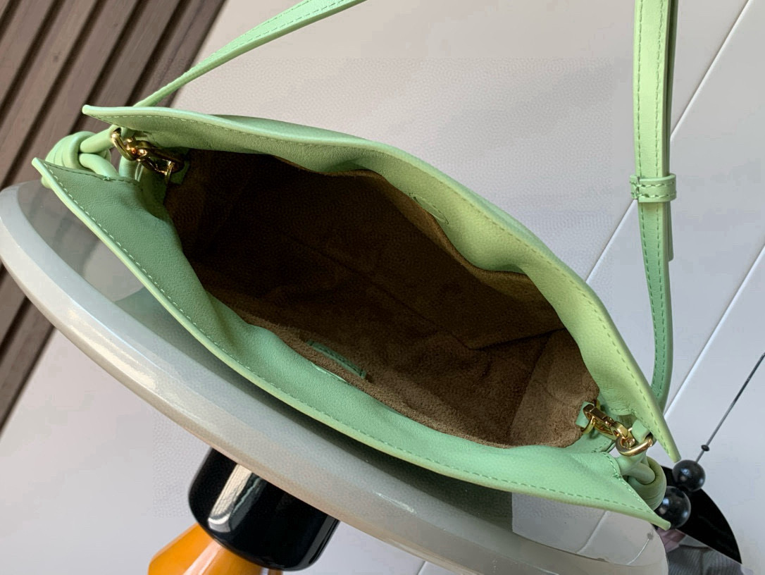 Loewe 新版本福袋迷你23CM 新款纳帕牛皮革Flamenco手拿包福袋 采用拉绳收紧