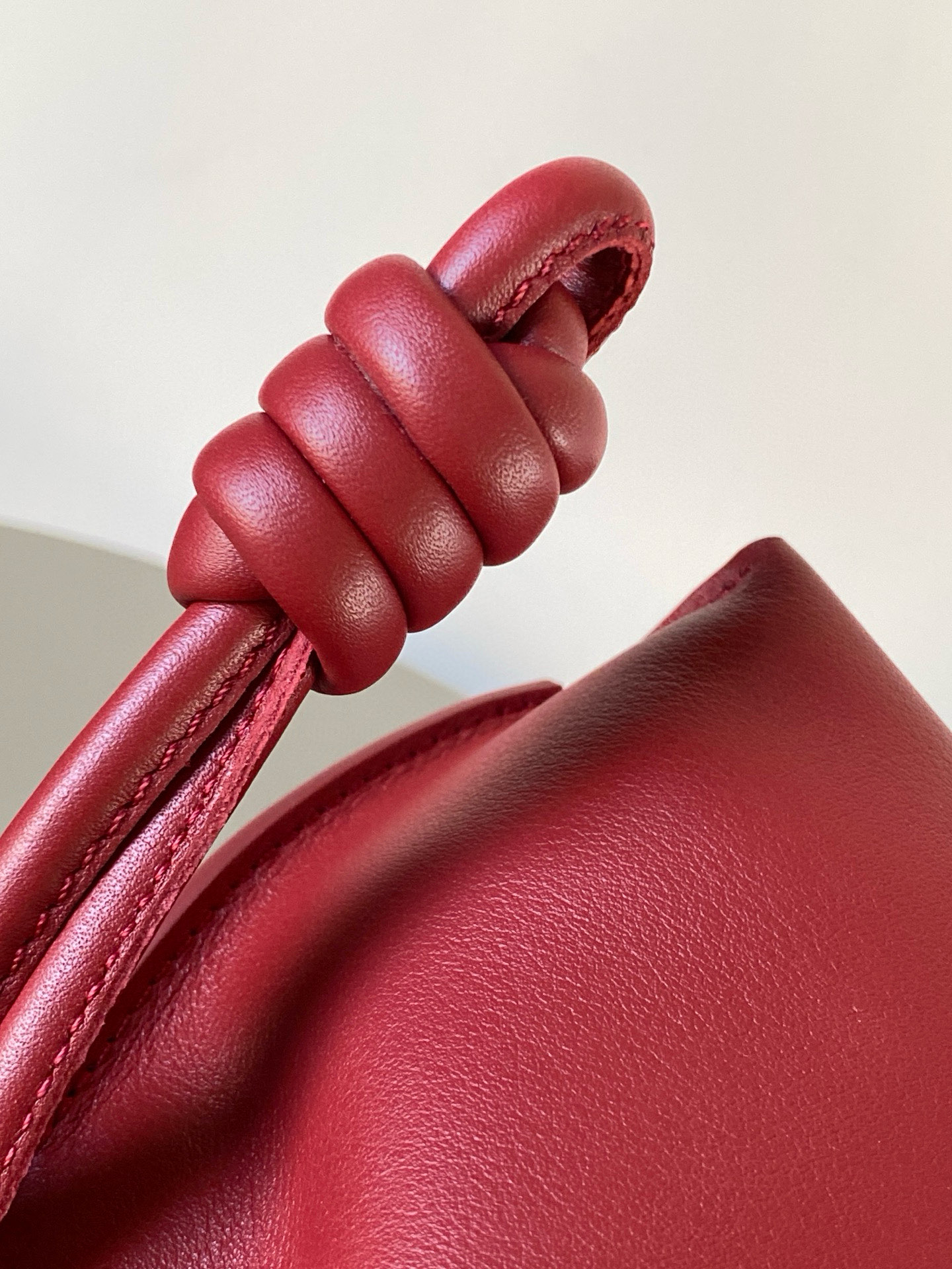 Loewe 新版本福袋迷你23CM 新款纳帕牛皮革Flamenco手拿包福袋 采用拉绳收紧
