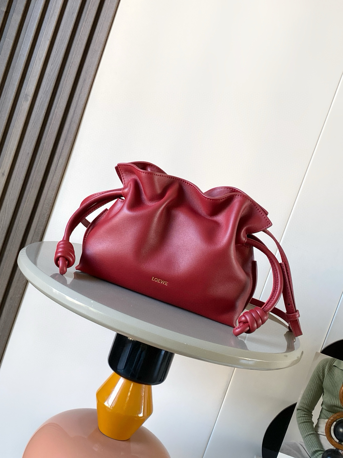 NO:688350,The new version of the lucky bag is mini 23CM. The new nappa cow leather Flamenco clutch bag is tightened with a drawstring and tied with the iconic coiled knot. This version is made of nappa cow leather. It must be said that this brand fully demonstrates the softness and pragmatism of the leather in the Flamenco Knot. It can be said that you can feel whatever you want at Flamenco.  I found the perfect combination of drawstring bag and tote bag in Knot, which gives girls a different feeling. Although it looks simple, it is also very special and casual. The name of this bag is the same as the flamenco dance of the Spanish gypsies, which also represents Loewe's casual, elegant and personalized design style. The leather is smooth Spanish calfskin, which feels particularly soft. The anti-suede leather lining is very solid and scratch-resistant. It has been highly exposed in street photos. In addition to being used as a shoulder  The bag can also be used as a handbag with the characteristic drawstring design and soft leather loading. Tightening the rope makes the lines smoother. It is very suitable for work or leisure. Size 23CM~18CM~9CM. Style No. 9044. Color: maple leaf red, Loewe, loewe, totes, handbag, cowhide.19860909新版本福袋迷你23CM新款纳帕牛皮革Flamenco手拿包福袋采用拉绳收紧,并打上标志性的盘绕结这个版本采用纳帕牛皮革制成不得不说,这个品牌将皮质的柔软和实用主义都在Flamenco Knot上展现得淋漓尽致可以说是想要什么感觉都能在Flamenco Knot中找到了将抽绳包和托特包完美结合,带给女生们不一样的感觉虽然看上去简单不能再简单,但又很特别,随性有范这款包的名字与西班牙吉卜赛人的弗朗明戈舞蹈同名这恰好也代表着罗意威随性优雅又个性洒脱的设计风格皮料是光滑的西班牙小牛皮,手感特别软,反绒面皮革里衬很扎实耐刮,街拍中曝光率极高的它,除了可作shoulder bag亦可作手提袋特色的拉绳设计,以及柔软皮革加载,拉紧绳索更显流畅线条,无论上班或休闲都非常得宜 尺寸23CM~18CM~9CM 款号9044 颜色枫叶红,罗意威,loewe,totes,handbag,cowhide,Bag