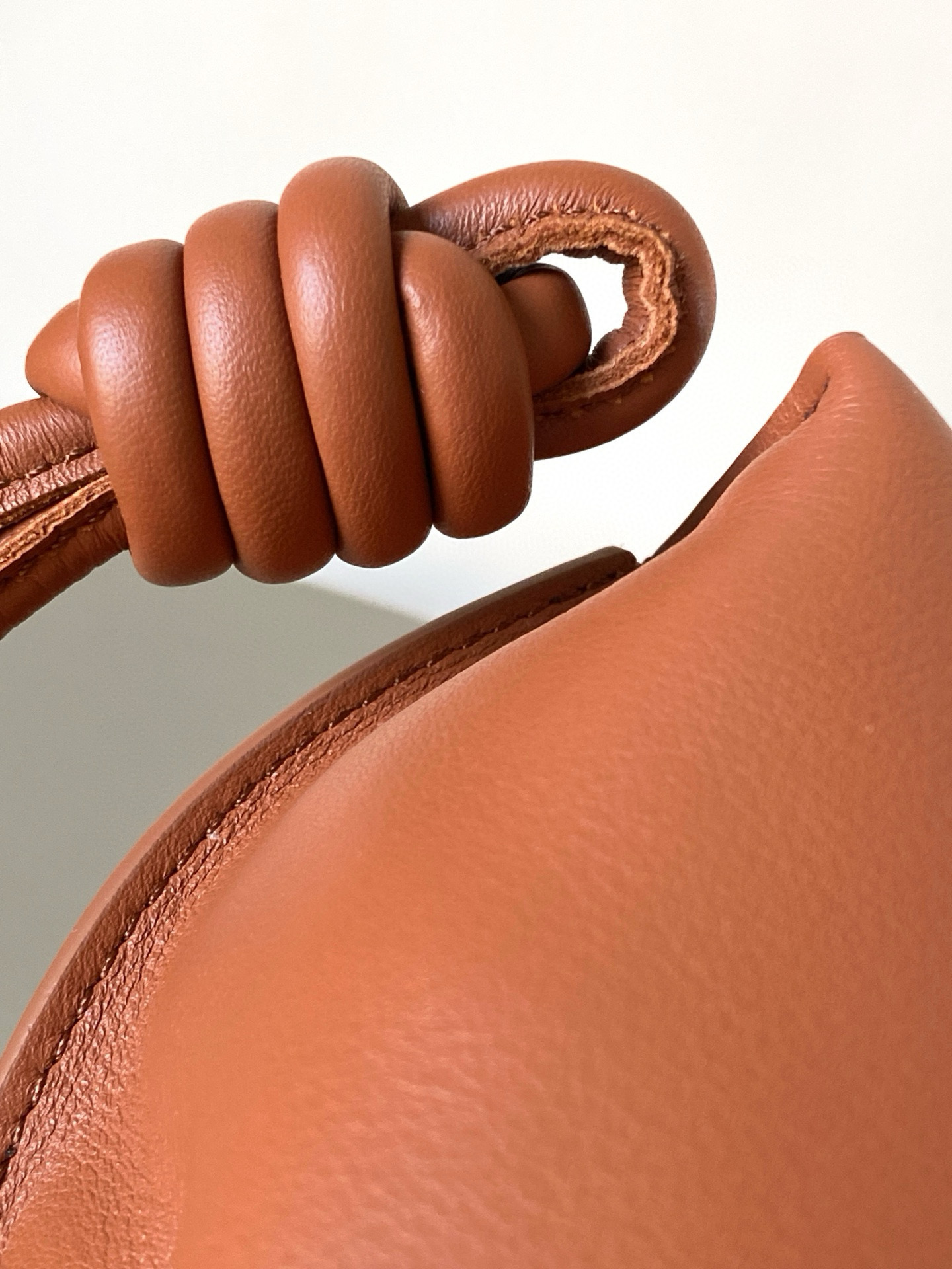 Loewe 新版本福袋迷你23CM 新款纳帕牛皮革Flamenco手拿包福袋 采用拉绳收紧