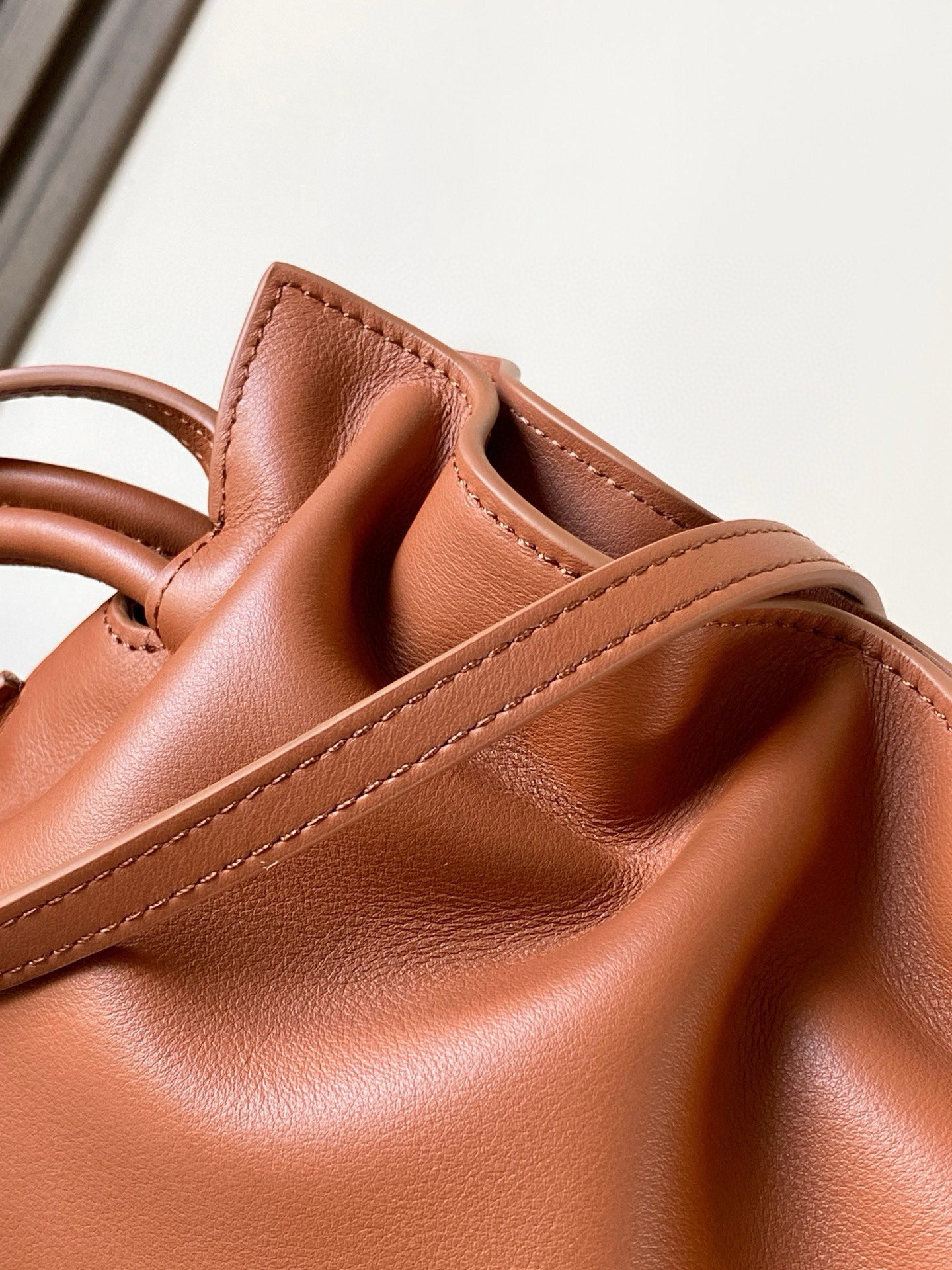Loewe 新版本福袋迷你23CM 新款纳帕牛皮革Flamenco手拿包福袋 采用拉绳收紧