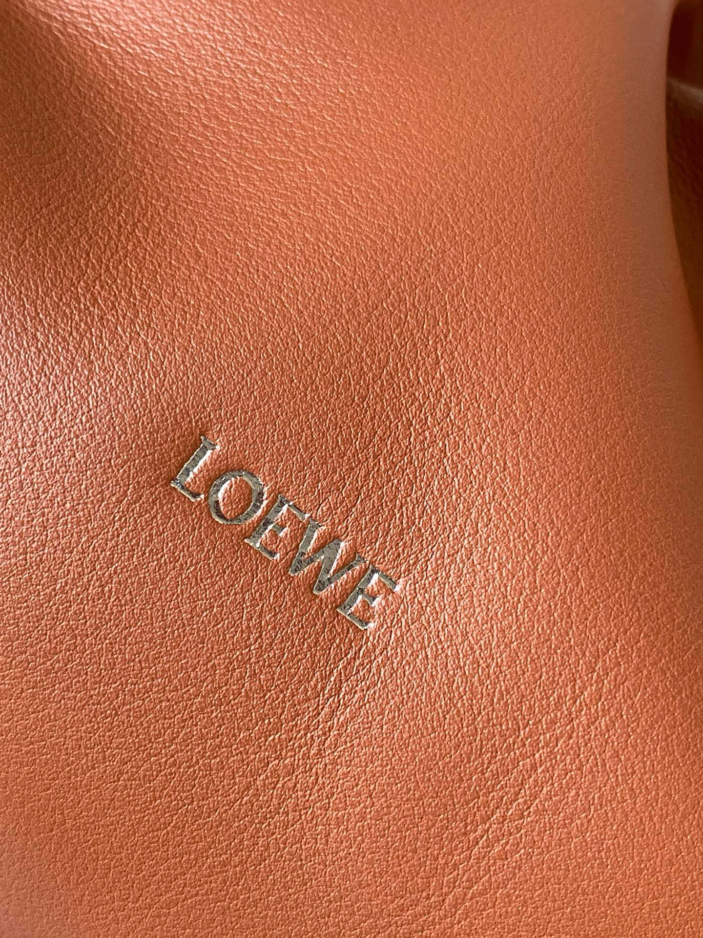Loewe 新版本福袋迷你23CM 新款纳帕牛皮革Flamenco手拿包福袋 采用拉绳收紧