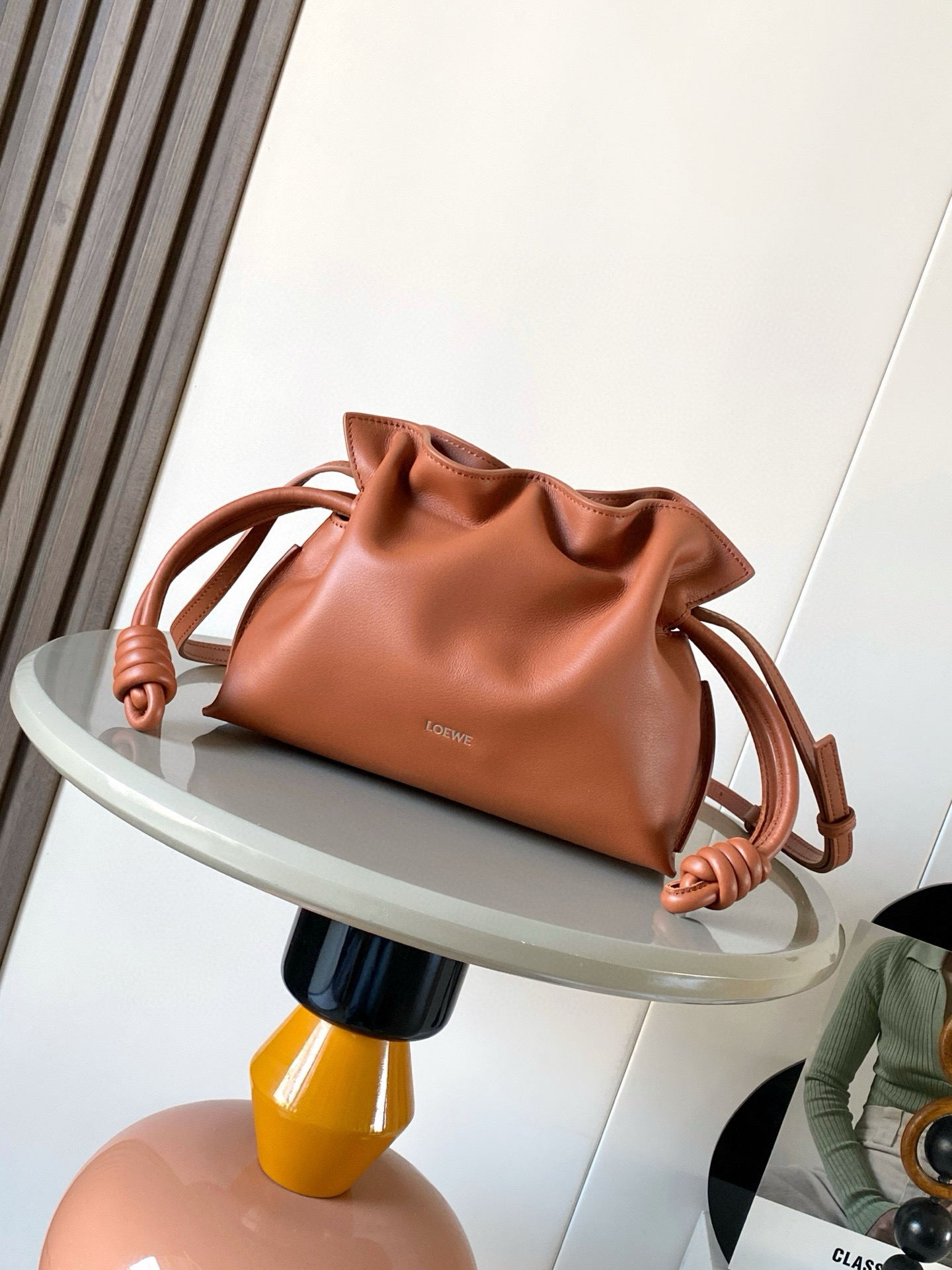 NO:688353,The new version of the lucky bag is mini 23CM. The new nappa cow leather Flamenco clutch bag is tightened with a drawstring and tied with the iconic coiled knot. This version is made of nappa cow leather. It must be said that this brand fully demonstrates the softness and pragmatism of the leather in the Flamenco Knot. It can be said that you can feel whatever you want at Flamenco.  I found the perfect combination of drawstring bag and tote bag in Knot, which gives girls a different feeling. Although it looks simple, it is also very special and casual. The name of this bag is the same as the flamenco dance of the Spanish gypsies, which also represents Loewe's casual, elegant and personalized design style. The leather is smooth Spanish calfskin, which feels particularly soft. The anti-suede leather lining is very solid and scratch-resistant. It has been highly exposed in street photos. In addition to being used as a shoulder  The bag can also be used as a handbag with the characteristic drawstring design and soft leather loading. Tightening the rope makes the lines smoother. It is very suitable for work or leisure. Size 23CM~18CM~9CM. Style No. 9044. Color Brown, Loewe, totes, handbag, cowhide19860909新版本福袋迷你23CM新款纳帕牛皮革Flamenco手拿包福袋采用拉绳收紧,并打上标志性的盘绕结这个版本采用纳帕牛皮革制成不得不说,这个品牌将皮质的柔软和实用主义都在Flamenco Knot上展现得淋漓尽致可以说是想要什么感觉都能在Flamenco Knot中找到了将抽绳包和托特包完美结合,带给女生们不一样的感觉虽然看上去简单不能再简单,但又很特别,随性有范这款包的名字与西班牙吉卜赛人的弗朗明戈舞蹈同名这恰好也代表着罗意威随性优雅又个性洒脱的设计风格皮料是光滑的西班牙小牛皮,手感特别软,反绒面皮革里衬很扎实耐刮,街拍中曝光率极高的它,除了可作shoulder bag亦可作手提袋特色的拉绳设计,以及柔软皮革加载,拉紧绳索更显流畅线条,无论上班或休闲都非常得宜 尺寸23CM~18CM~9CM 款号9044 颜色棕色,罗意威,loewe,totes,handbag,cowhide,Bag
