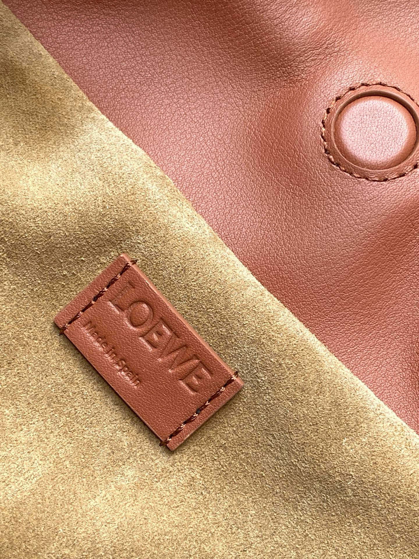 Loewe 新版本福袋迷你23CM 新款纳帕牛皮革Flamenco手拿包福袋 采用拉绳收紧