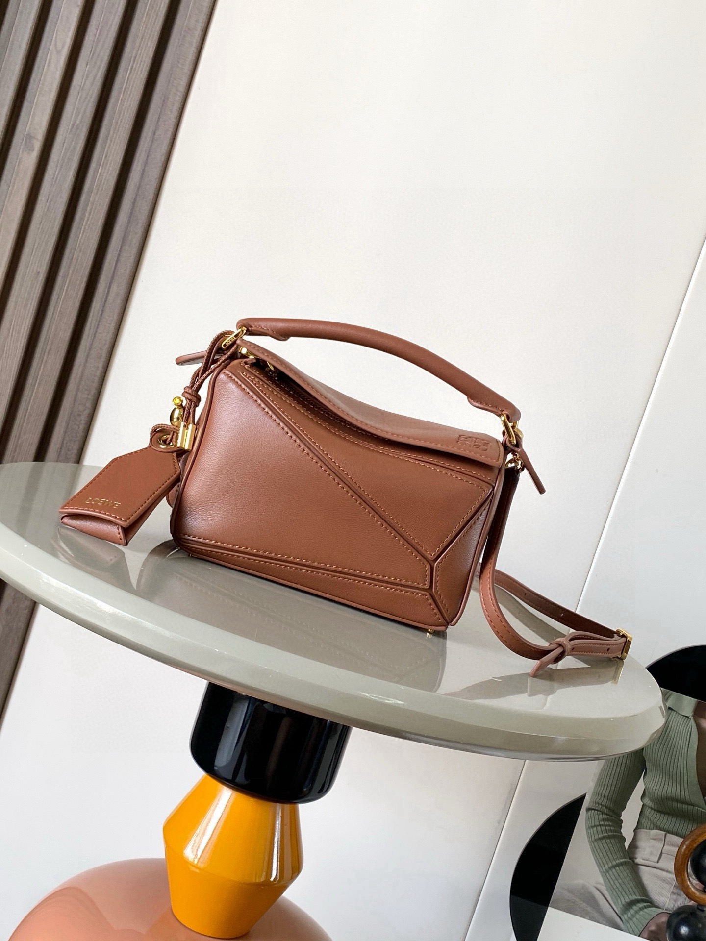 NO:688357,New version of the Geometric Bag Mini Nappa Lamb Leather Featherlight Puzzle Bag,  The original imported Napa calfskin outlines a cuboid shape with unique geometric lines. The soft and lightweight Napa leather injects a casual and lazy style into the handbag. *Can be carried on the shoulder, crossbody or handheld*Detachable and adjustable shoulder strap, decorated with rotating buckle*Zipper  Closure, articulated zipper pull * One external zipped back pocket, one internal slip pocket * Removable, with secret pocket and balloon dice * Rectangular metal feet * This smaller version is made from soft Nappa calf leather * Small Puzzle  Can accommodate, for example, a large wallet, all sizes of mobile phones and sunglasses, carried diagonally, on the shoulder, in hand or by top handle *Detachable Color Brown Style No. 9098 Size 18CM～12.5CM～7.5CM, Loewe, loewe, wallets, cowhide, sheepskin19860909新版本几何包迷你纳帕羊皮革 Featherlight Puzzle 手袋, 原厂进口纳帕小牛皮以别具一格的几何线条勾勒长方体造型.柔软轻盈的纳帕皮革为手袋注入随性慵懒的风格.*可肩背、斜挎或手提*可拆卸可调节肩带,饰有旋转卡扣*拉链开合,铰接式拉链头*一个外部拉链后袋,一个内部插袋*可拆卸,饰有隐秘口袋和气球骰子*长方形金属脚钉*这个小尺寸版本采用柔软纳帕小牛皮革制成＊小号Puzzle 可以容纳例如一只大号钱包所有尺寸的手机和太阳镜斜、肩背、手拿或顶部提手携带＊可拆卸 颜色棕色 款号9098 尺寸18CM～12.5CM～7.5CM,罗意威,loewe,wallets,cowhide,sheepskin,Bag