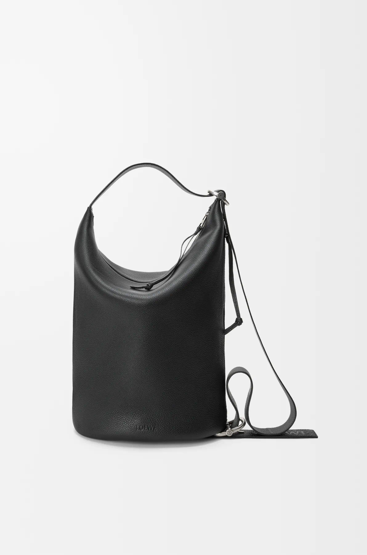 NO:688370,New Soft Grained Calfskin Loop Bucket Bag Loop combines the silhouette of a bucket bag with the effortless functionality of a travel bag to create a hybrid bag. Features a signature buckle and slider that can be worn multiple ways for easy and adjustable loops. Top and side zips for easy access to items. This version is crafted from soft grained calfskin. *Can be worn over the shoulder or cross-body. *Adjustable straps.  Size 39CM～39CM～15.5CM Style No. Color Black/Deerskin, Loewe, loewe, travel bags, cowhide19860909新款 柔软粒面牛皮革 Loop 水桶手袋Loop 结合水桶手袋的廓形和旅行包的轻松功能造就混搭手袋采用标志性的搭扣和滑扣可以多种方式佩戴,方便轻松调整环带顶部和侧面拉链便于拿取物品此版本采用柔软粒面牛皮革制成*可肩背或斜挎*可调节肩带*拉链开合*一个拉链内袋*织物衬里 *L0EWE 压纹 尺寸39CM～39CM～15.5CM 款号 颜色黑色/鹿皮,罗意威,loewe,travel bags,cowhide,Bag