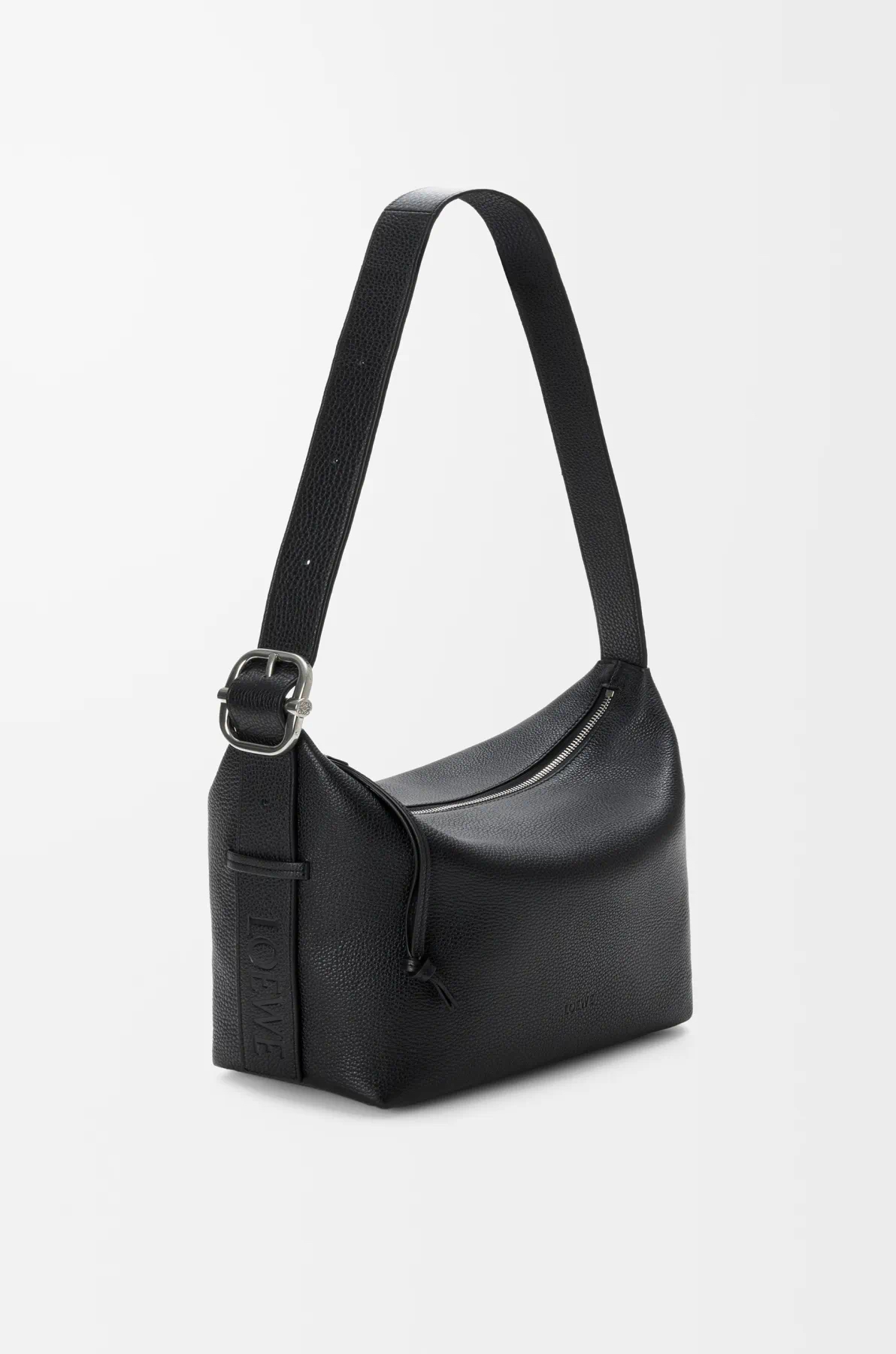 NO:688372,New Soft Grained Cow Leather Loo Hobo Handbag Loo Hobo Handbag has a soft streamlined shape that can smoothly fit the shape of the body. The loop strap can be adjusted with the iconic buckle for flexibility. This version is made of soft grained cow leather.  Color black/deerskin,loewe,loewe,cowhide19860909新款 柔软粒面牛皮革 Loo Hobo 手袋Loo Hobo手袋呈现柔软的流线型可流畅贴合体形环带可通过标志性搭扣进行调整灵活多变此版本采用柔软粒面牛皮革制成*可肩背或斜挎*可调节肩带*拉链开合*一个内部贴袋*织物衬里 *L0EWE 压纹 尺寸26CM～24.5CM～13CM 款号9159 颜色黑色/鹿皮,罗意威,loewe,cowhide,Bag