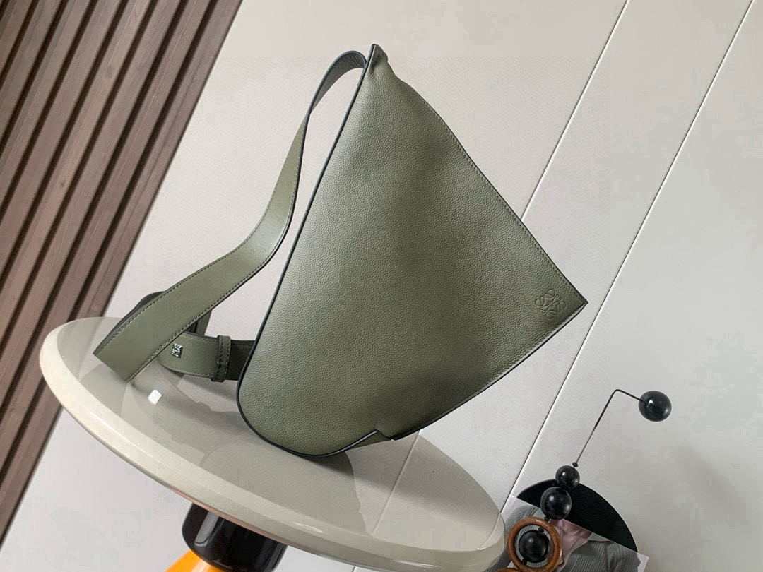 Loewe 男士斜挎包胸包柔软光滑牛皮革和提花布Anton