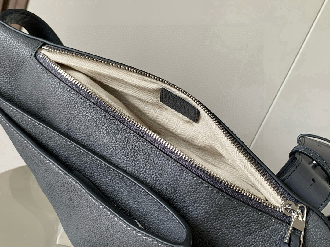 Loewe 男士斜挎包胸包柔软光滑牛皮革和提花布Anton