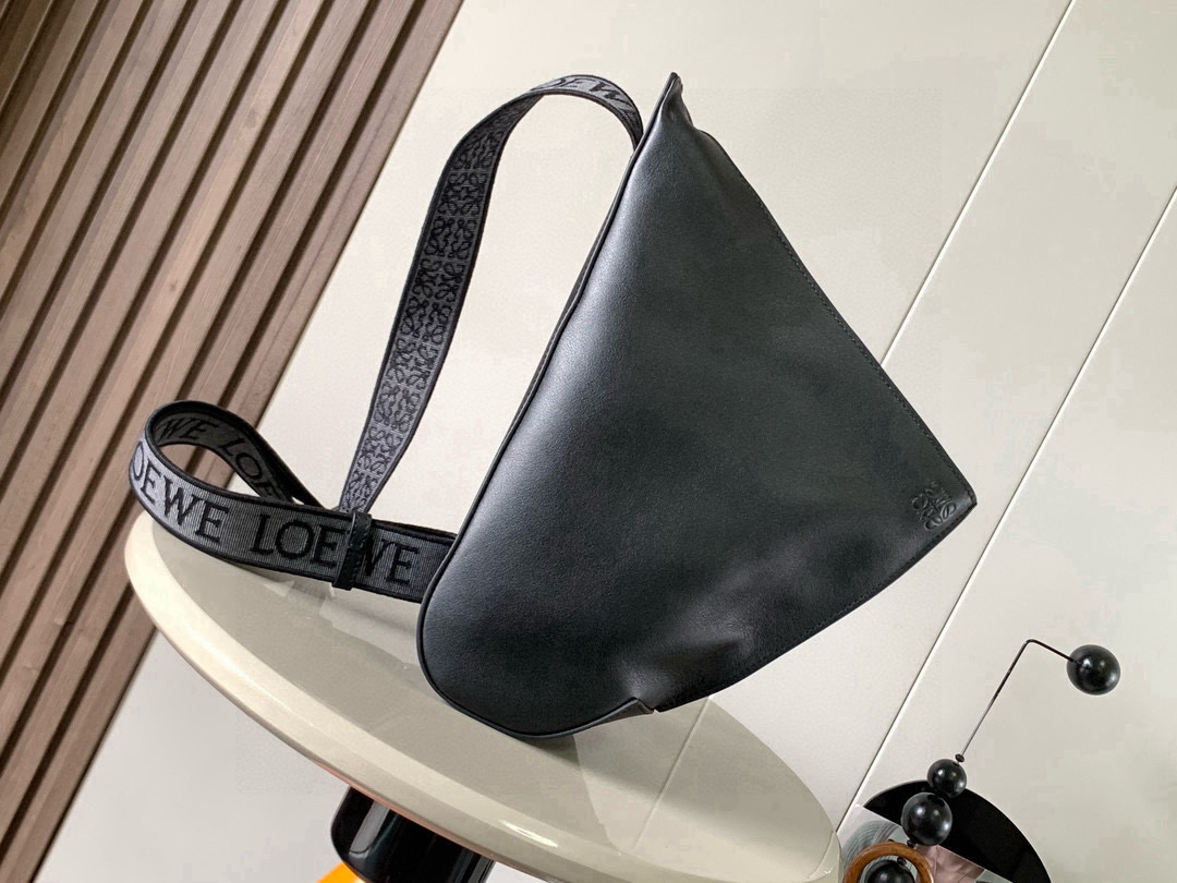 Loewe 男士斜挎包胸包柔软光滑牛皮革和提花布Anton