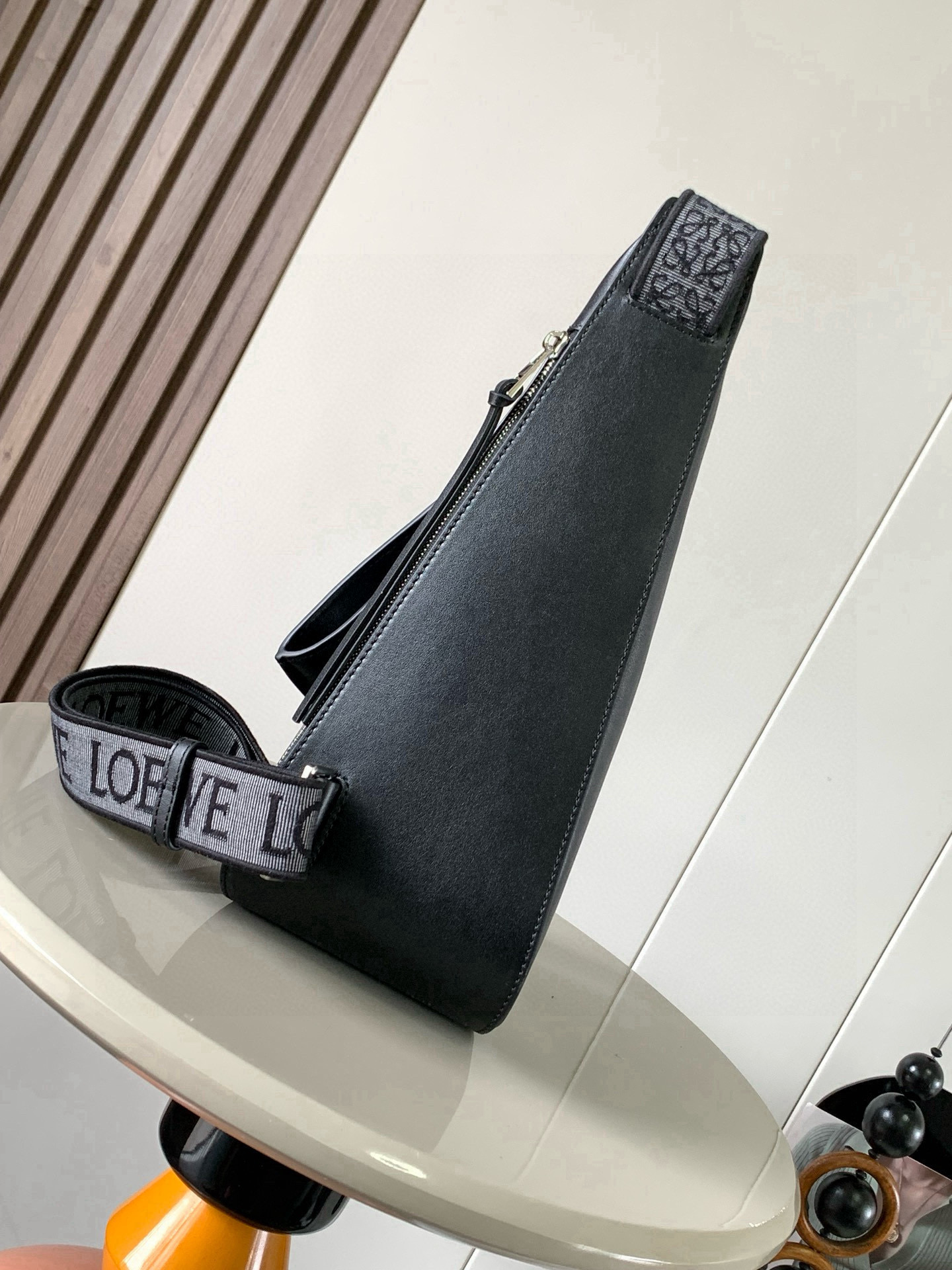 Loewe 男士斜挎包胸包柔软光滑牛皮革和提花布Anton