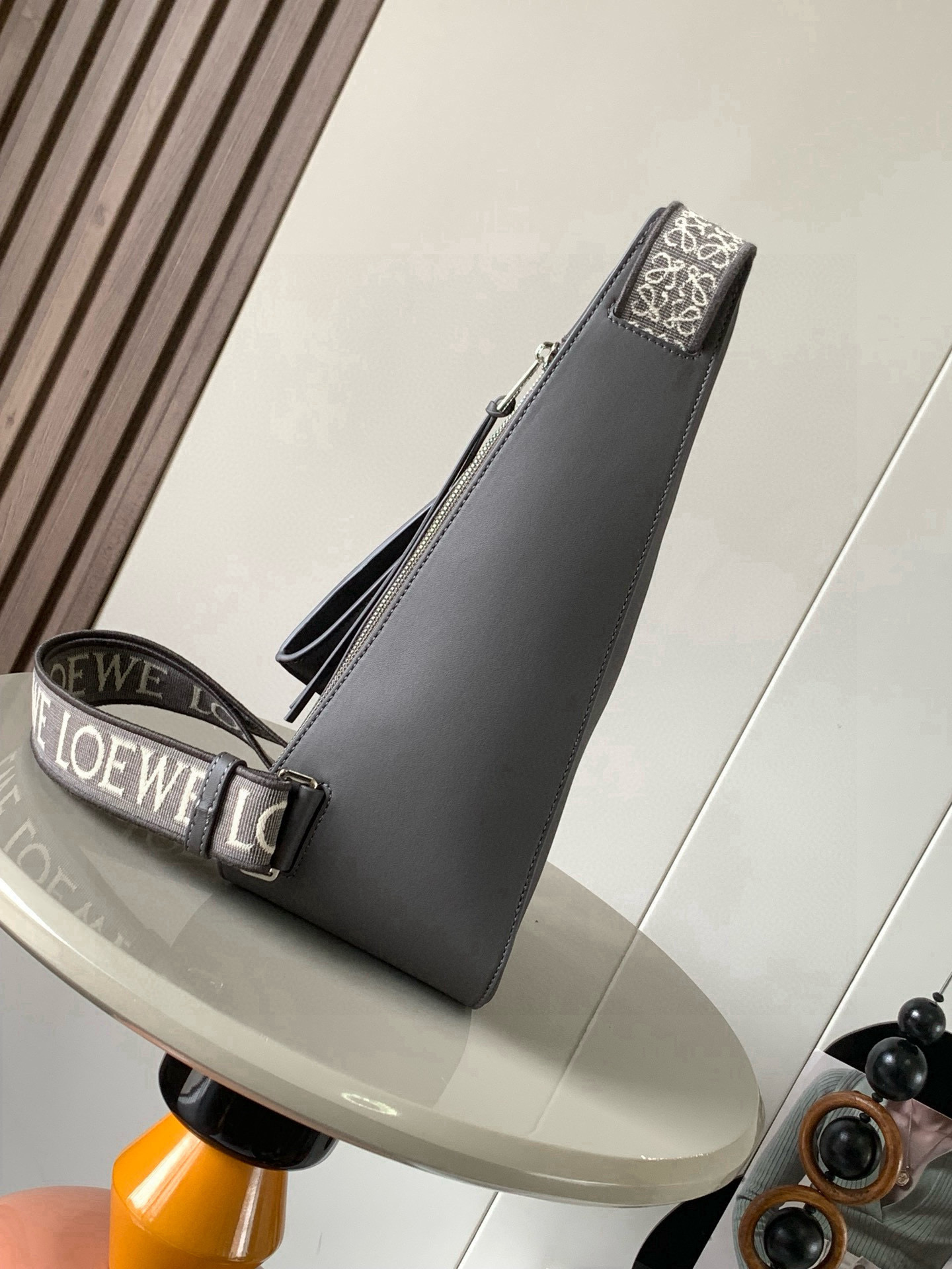 Loewe 男士斜挎包胸包柔软光滑牛皮革和提花布Anton