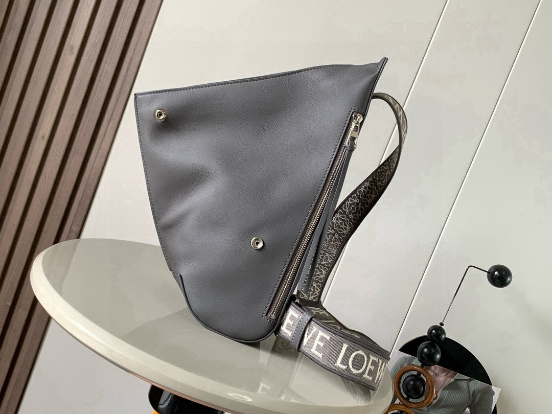 Loewe 男士斜挎包胸包柔软光滑牛皮革和提花布Anton
