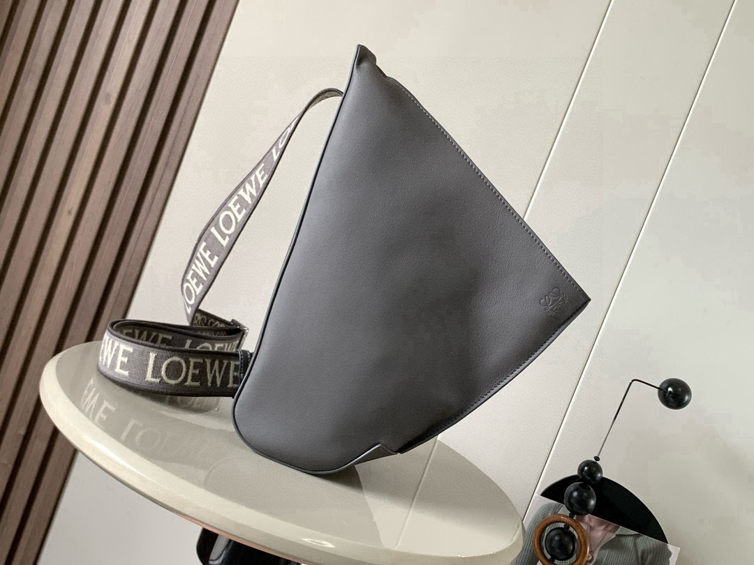 Loewe 男士斜挎包胸包柔软光滑牛皮革和提花布Anton