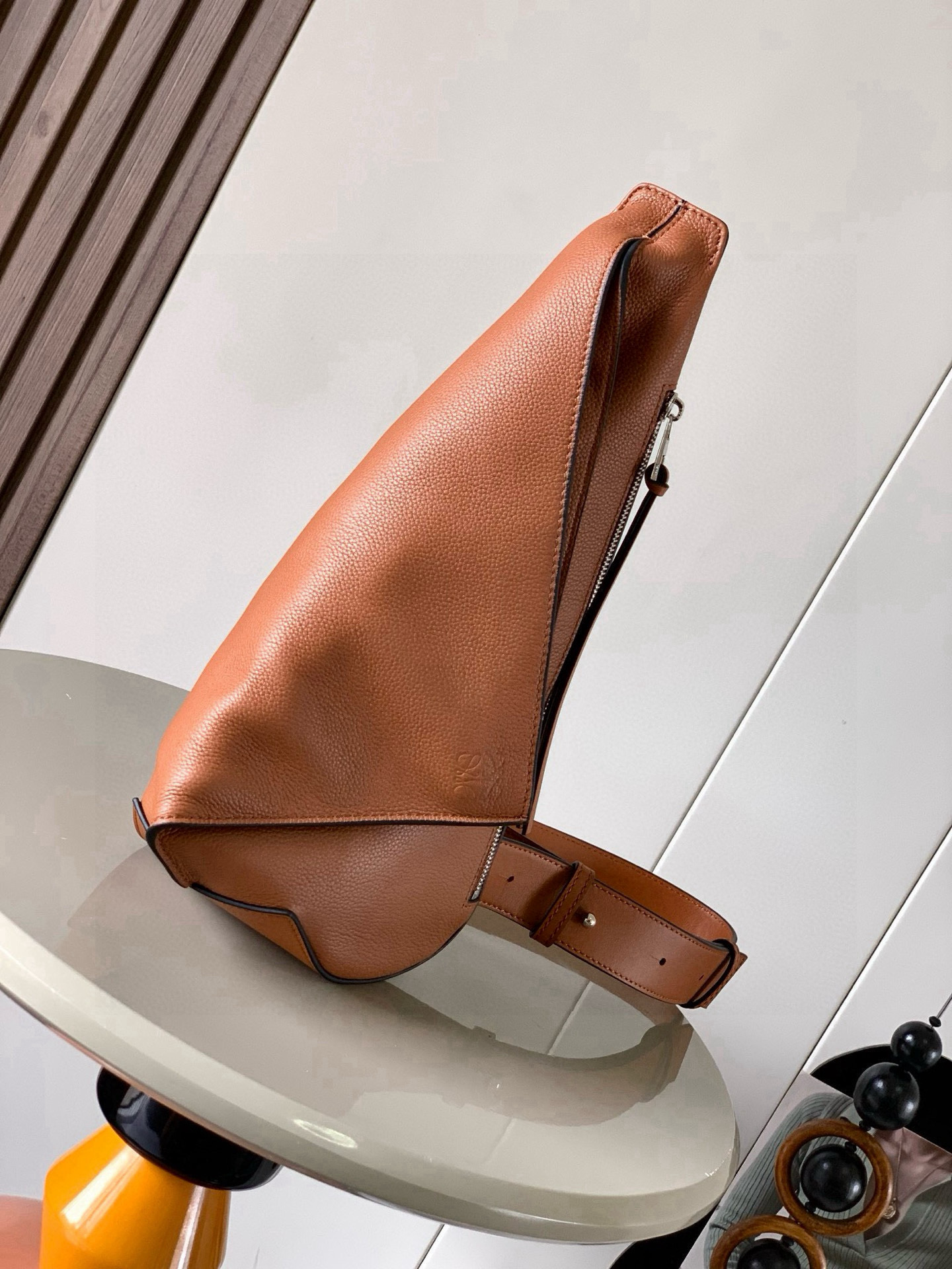 NO:688380,Men's Crossbody Bag Chest Bag Soft Smooth Calf Leather and Jacquard Anton Sling Simple and practical Sling bag with adjustable fabric straps and zip top designed to fold when in use and secure with snaps This version is made from soft smooth calf leather and comes with LOEWE  The jacquard strap has two storage zipper pockets, one on the front and one on the side. It is suitable for holding personal mobile phones, car keys and other frequently accessed items. I have to praise its design. *Cow leather zipper puller*Herringbone cotton canvas lining*Anagram embossed Size 17.5cm～13cm～34cm Style No. 9052  Color caramel lychee,loewe,loewe,loewe,satchels,crossbody bags,cowhide19860909男士斜挎包胸包柔软光滑牛皮革和提花布Anton Sling简洁实用的Sling手袋带有可调节 织物肩带和拉链顶部设计使用时可以折叠并且可以用按扣固定此版本采用柔软光滑牛皮革制成配有 LOEWE 提花带子有两个收纳的拉链袋,一个在正面,一个是侧面侧面适合装一些贴身手机车钥匙这些经常要取拿的东西,不得不为他设计叫绝＊牛皮革拉链头＊人字纹棉质帆布衬里＊ Anagram 压纹 尺寸17.5cm～13cm～34cm 款号9052 颜色焦糖荔,罗意威,loewe,loewe,satchels,crossbody bags,cowhide,Bag