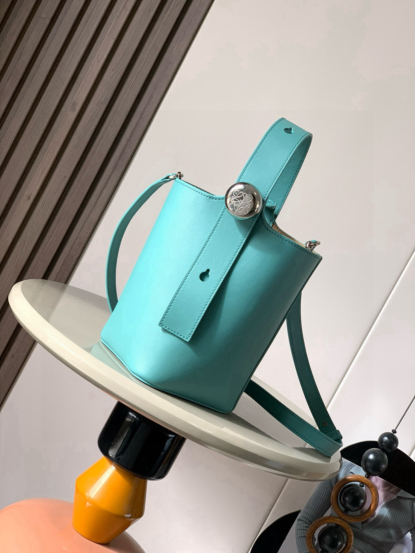 NO:688381,Mini Soft Grained Calf Leather Pebble Bucket Pebble cleverly combines pure simple lines with eye-catching design style to create a unique and innovative handbag design. Iconic Anagram  Engraved hardware is both decorative and practical, adjustable strap length and adaptable to a variety of carry styles, unique twist structure complemented by subtle details This mini version is crafted from soft grained cowhide. Can be worn cross-body, over the shoulder or by hand *Adjustable and removable shoulder strap *Magnetic closure *Inside pocket *Synthetic leather lining  Size 20CM～16CM～16CM, Loewe, loewe, cowhide19860909迷你柔软粒面牛皮革 Pebble Bucket 水桶手袋Pebble将纯粹的简约线条与瞩目设计风格巧妙融合造就别具一格的创新的手袋设计标志性的 Anagram 雕刻五金件兼具装饰和实用功能,可调节肩带长度并适合多种携带方式,独特的扭曲结构与微妙的细节相得益彰此迷你版本采用柔软粒面牛皮革制成.可斜挎、肩背或手提＊可调节可拆卸肩带＊磁扣开合＊内袋＊合成革衬里* Anagram 雕刻卵石 款号9047 颜色水蓝色 尺寸20CM～16CM～16CM,罗意威,loewe,cowhide,Bag