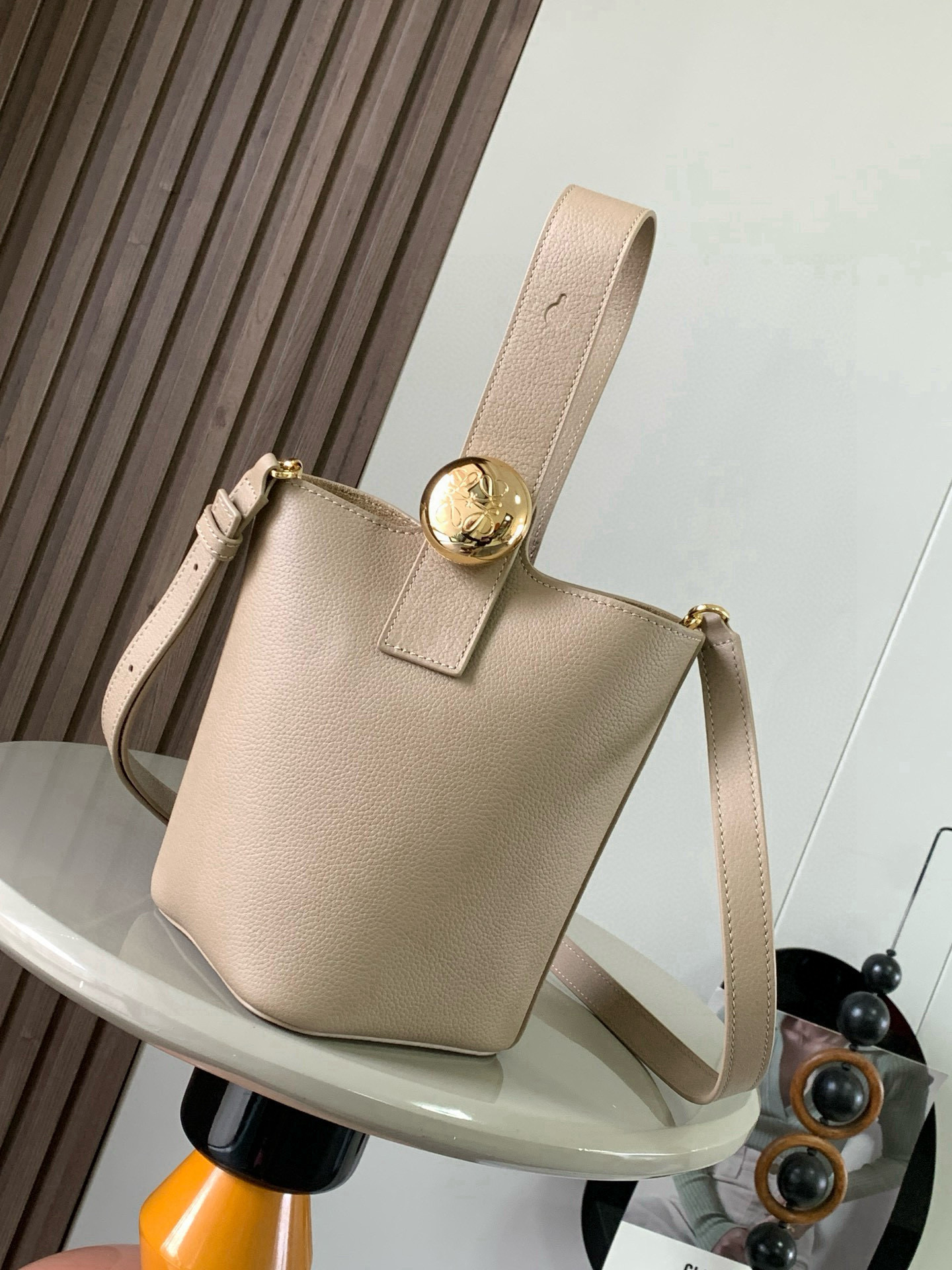 NO:688393,Mini soft grained calfskin Pebble Bucket Pebble cleverly combines pure simple lines with eye-catching design style to create a unique and innovative handbag design. Iconic Anagram  Engraved hardware is both decorative and practical, with an adjustable shoulder strap for multiple carry styles. The unique twist structure complements subtle details. This mini version is crafted from soft grained calfskin. Can be worn cross-body, over the shoulder or by hand * Adjustable and removable shoulder strap * Magnetic closure * Internal pocket * Synthetic leather lining * Anagram Engraved Pebbles Style No. 9047 Color Sand Pebbles  Size 20CM～16CM～16CM, Loewe, loewe, cowhide19860909迷你柔软粒面牛皮革 Pebble Bucket 水桶手袋Pebble将纯粹的简约线条与瞩目设计风格巧妙融合造就别具一格的创新的手袋设计.标志性的 Anagram 雕刻五金件兼具装饰和实用功能,可调节肩带长度并适合多种携带方式,独特的扭曲结构与微妙的细节相得益彰.此迷你版本采用柔软粒面牛皮革制成.可斜挎、肩背或手提＊可调节可拆卸肩带＊磁扣开合＊内袋＊合成革衬里* Anagram 雕刻卵石 款号9047 颜色沙色荔枝纹 尺寸20CM～16CM～16CM,罗意威,loewe,cowhide,Bag