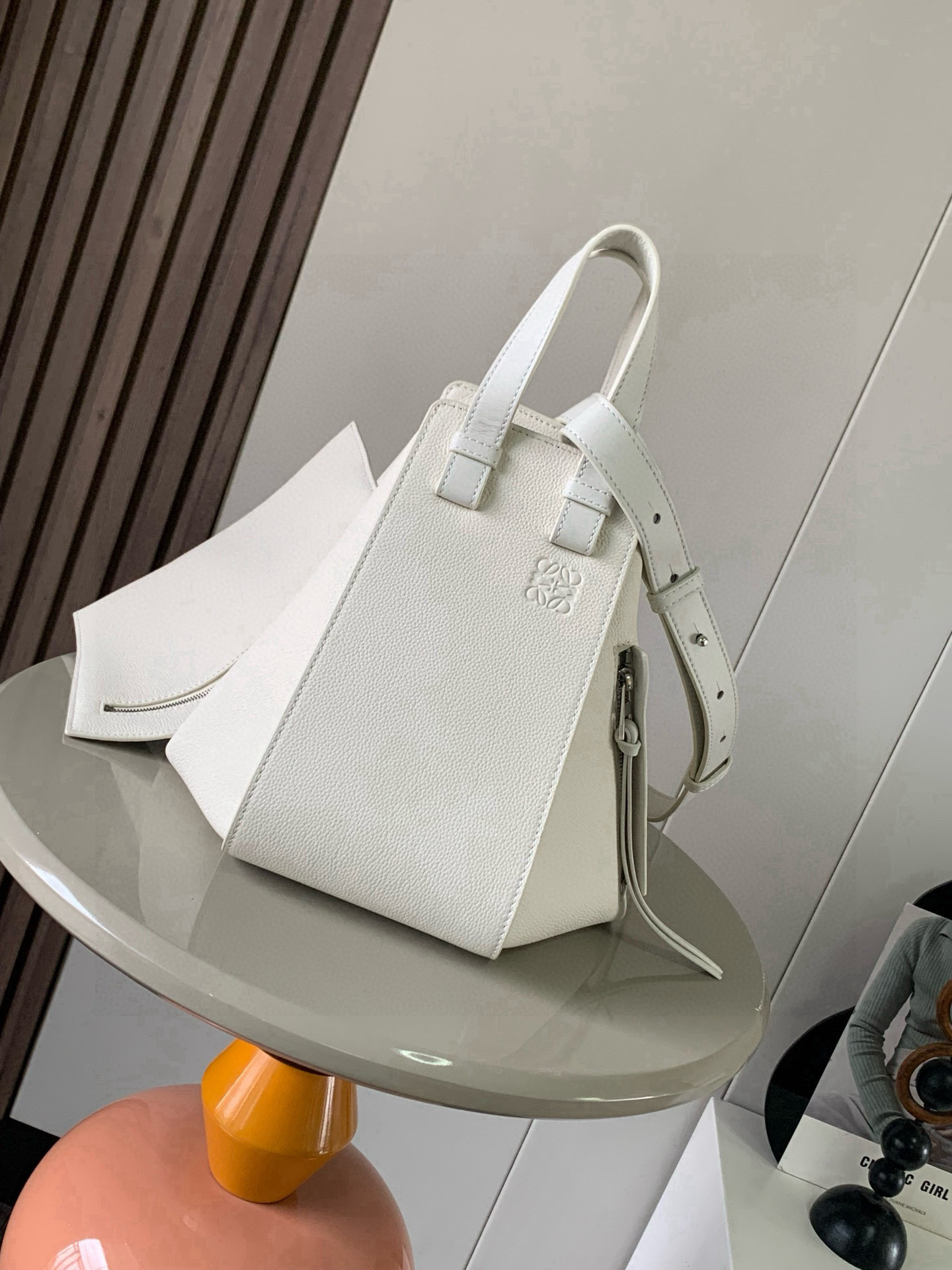 NO:688707,Small Hammock Bag in Soft Grained Cow Leather A versatile bag with soft side wraps that release the sides to change shape. Loop straps allow the bag to be worn in a variety of ways. This smaller version is crafted in soft grained Cow Leather *Small Hammock  Can hold, for example, a large wallet, all sizes of mobile phones and sunglasses *Cross-body, shoulder or via top handle *Detachable and adjustable shoulder strap *Internal hook closure *Two internal slip pockets, one external zippered pocket  Color soft white lychee, loewe, loewe, wallets, cowhide19860909小号柔软粒面牛皮革 Hammock 手袋带有柔软侧面包身的多功能手袋可释放侧面来改变形状.环状带子可以使手袋有多种佩戴方式这个小尺寸版本采用柔软粒面牛皮革制成 ＊小号 Hammock 可以容纳例如一只大号钱包所有尺寸的手机和太阳镜＊斜挎,肩背或通过顶部提手携带＊可拆卸可调节肩带＊内部钩扣封口＊两个内部插袋,一个外部拉链口袋＊可以使用肩带和个性化挂饰进行定制＊人字纹棉质帆布衬里* Anagram 压纹 尺寸30cm～25cm～14cm 款号9060 颜色柔白荔,罗意威,loewe,wallets,cowhide,Bag