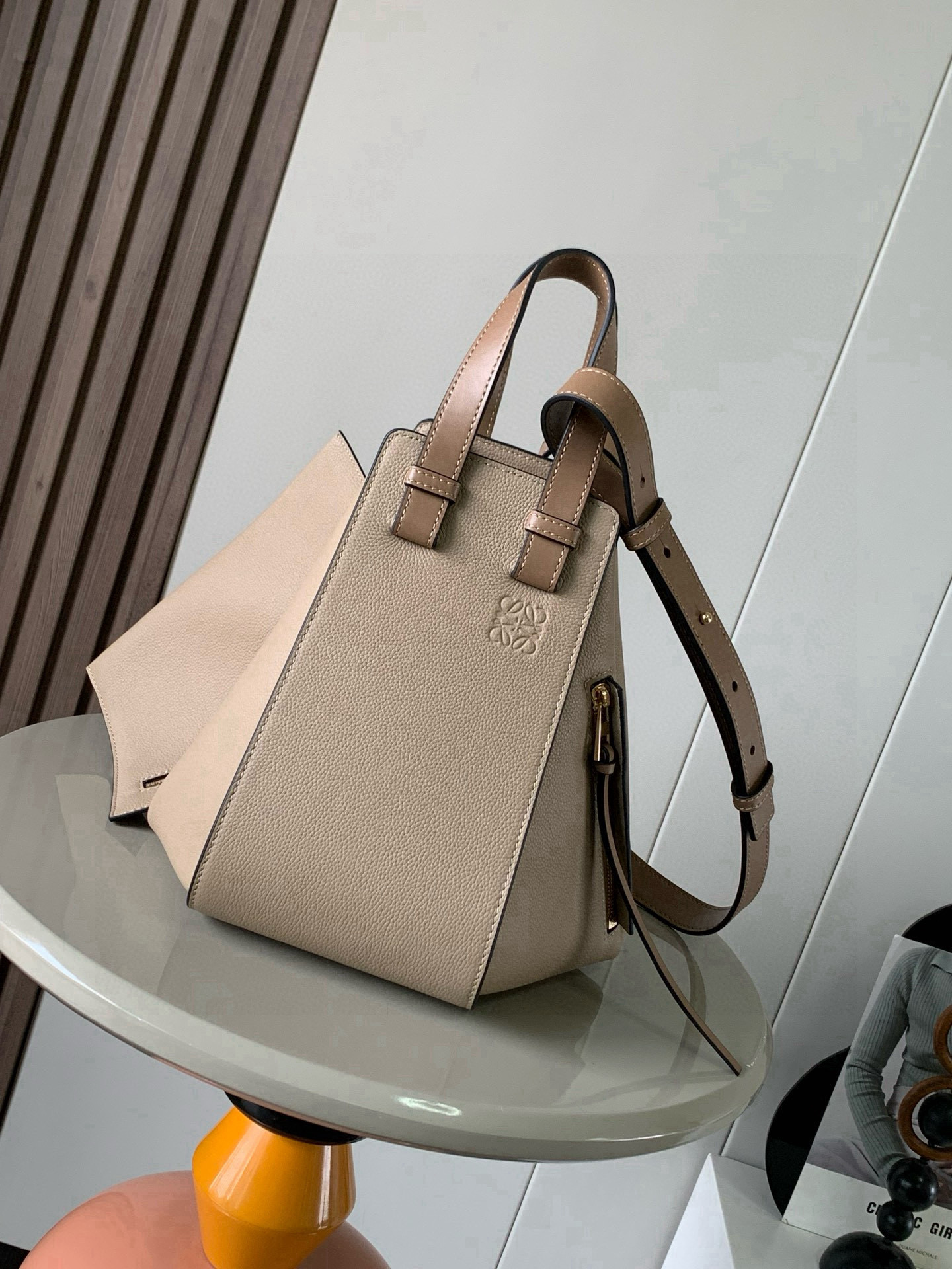 NO:688727,Small Hammock Bag in Soft Grained Cow Leather A versatile bag with soft side wraps that release the sides to change shape. Loop straps allow the bag to be worn in a variety of ways. This smaller version is crafted in soft grained Cow Leather *Small Hammock  Can hold, for example, a large wallet, all sizes of mobile phones and sunglasses *Cross-body, shoulder or via top handle *Detachable and adjustable shoulder strap *Internal hook closure *Two internal slip pockets, one external zippered pocket  Color sandy,loewe,loewe,wallets,cowhide19860909小号柔软粒面牛皮革 Hammock 手袋带有柔软侧面包身的多功能手袋可释放侧面来改变形状.环状带子可以使手袋有多种佩戴方式这个小尺寸版本采用柔软粒面牛皮革制成 ＊小号 Hammock 可以容纳例如一只大号钱包所有尺寸的手机和太阳镜＊斜挎,肩背或通过顶部提手携带＊可拆卸可调节肩带＊内部钩扣封口＊两个内部插袋,一个外部拉链口袋＊可以使用肩带和个性化挂饰进行定制＊人字纹棉质帆布衬里* Anagram 压纹 尺寸30cm～25cm～14cm 款号9060 颜色沙色荔,罗意威,loewe,wallets,cowhide,Bag