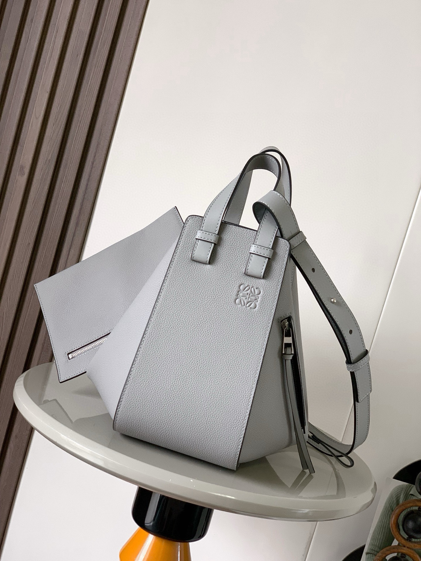 NO:688723,Small Hammock Bag in Soft Grained Cow Leather A versatile bag with soft side wraps that release the sides to change shape. Loop straps allow the bag to be worn in a variety of ways. This smaller version is crafted in soft grained Cow Leather *Small Hammock  Can hold, for example, a large wallet, all sizes of mobile phones and sunglasses *Cross-body, shoulder or via top handle *Detachable and adjustable shoulder strap *Internal hook closure *Two internal slip pockets, one external zippered pocket  Color Gray Li, Loewe, loewe, wallets, cowhide19860909小号柔软粒面牛皮革 Hammock 手袋带有柔软侧面包身的多功能手袋可释放侧面来改变形状.环状带子可以使手袋有多种佩戴方式这个小尺寸版本采用柔软粒面牛皮革制成 ＊小号 Hammock 可以容纳例如一只大号钱包所有尺寸的手机和太阳镜＊斜挎,肩背或通过顶部提手携带＊可拆卸可调节肩带＊内部钩扣封口＊两个内部插袋,一个外部拉链口袋＊可以使用肩带和个性化挂饰进行定制＊人字纹棉质帆布衬里* Anagram 压纹 尺寸30cm～25cm～14cm 款号9060 颜色灰荔,罗意威,loewe,wallets,cowhide,Bag