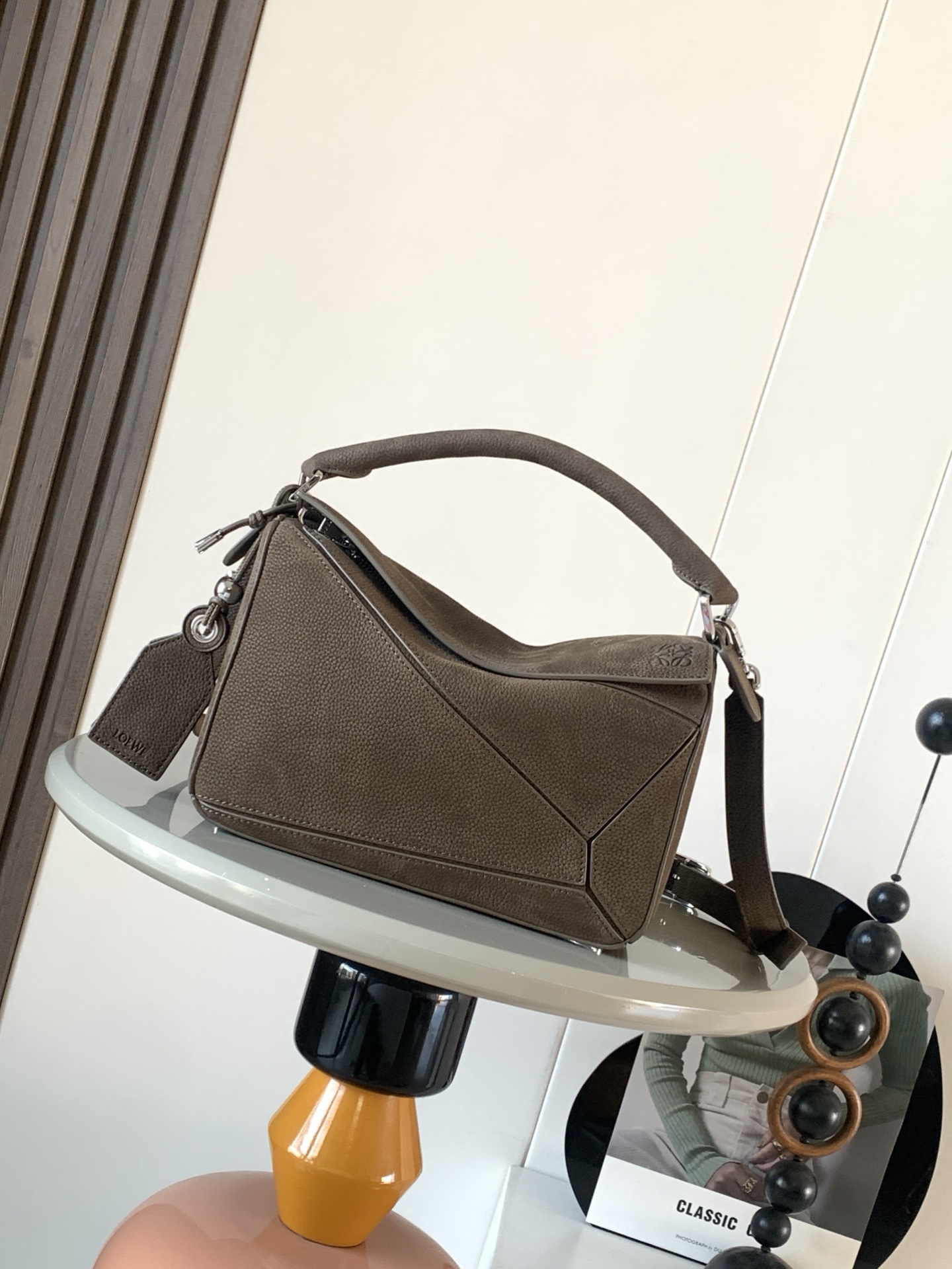 NO:688690,New Geometric Bag Featherlight Puzzle Small Grained Nubuck Featherlight Puzzle Handbag Featherlight Puzzle outlines a rectangular shape with unique geometric lines. This version is made of grained nubuck * Can be worn on the shoulder, cross-body or handheld * Detachable and adjustable shoulder strap with swivel buckle * Zipper closure with hinged zipper pull * One external zippered back pocket and one internal slip pocket * Detachable L0EWE  Hot stamping or hot silver label decorated with secret pockets and balloon dice *Rectangular metal feet *Nappa sheep leather lining *Anagram embossed, L0EWE wording engraved inside the plaque Size 24CM～16.5CM～10.5CM Style No. 9161 Color Nubuck, Loewe, loewe, sheepskin19860909新款几何包 小号粒面牛巴革 Featherlight Puzzle 手袋Featherlight Puzzle 以别具一格的几何线条勾勒长方体造型此版本采用粒面牛巴革制成*可肩背、斜挎或手提*可拆卸可调节肩带饰有旋转卡扣*拉链开合铰接式拉链头*一个外部拉链后袋一个内部插袋*可拆卸L0EWE 烫金或烫银标签饰有隐秘口袋和气球骰子*长方形金属脚钉*纳帕羊皮革衬里*Anagram 压纹、饰牌内部镌刻 L0EWE字样 尺寸24CM～16.5CM～10.5CM 款号9161 颜色牛巴革,罗意威,loewe,sheepskin,Bag