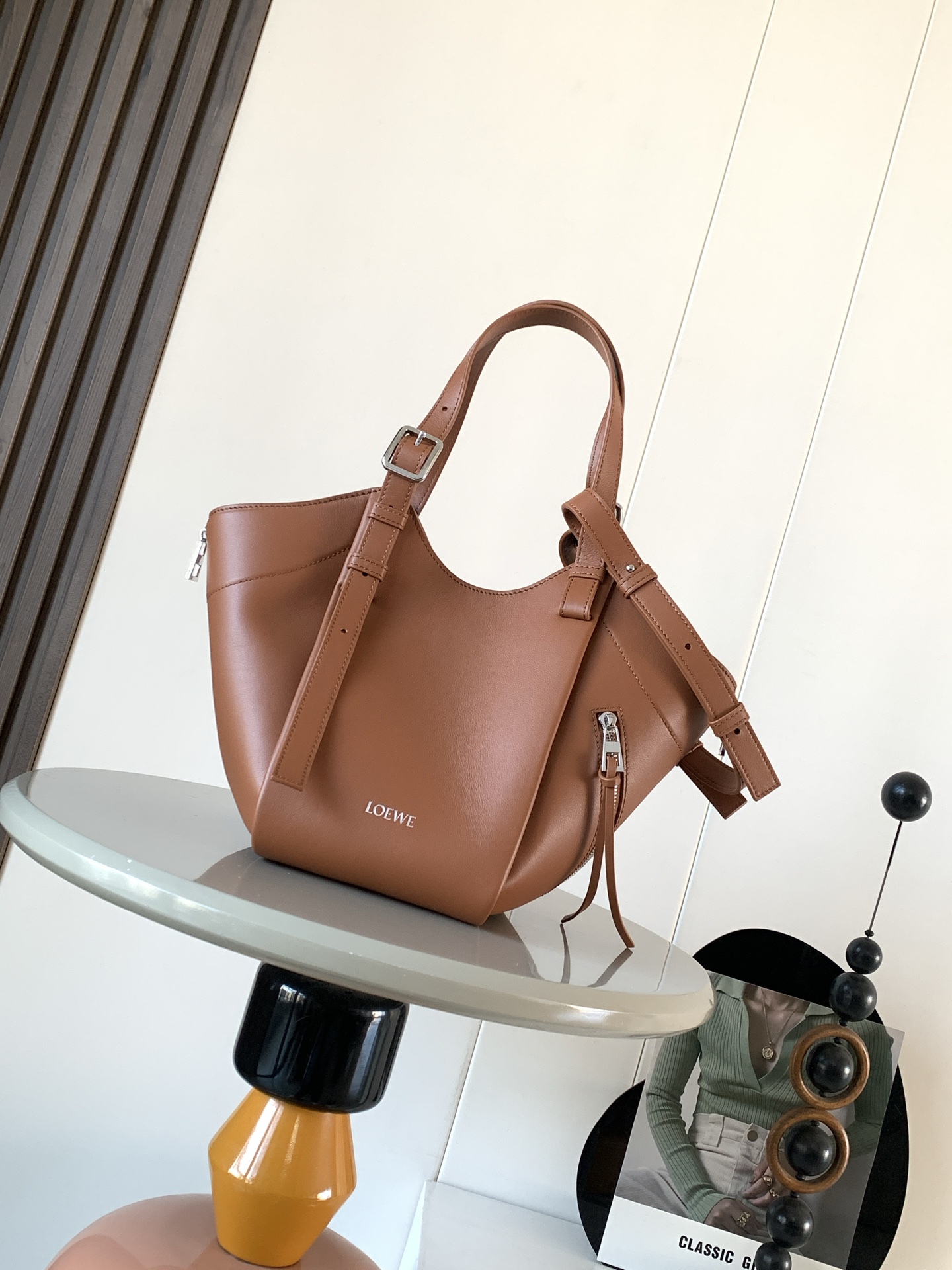 NO:688694,New hammock bag Classic cow leather Hammock Flip Handbag Star's same style Hammock Flip handbag interprets the classic bag with soft texture and practical functions, while continuing the iconic details of the series, using creative stitching and flip structure, it can be used as a shoulder bag or a close-fitting Hobo  Easily convert between handbags This version is made of classic cow leather * Can be worn on the shoulder, cross-body or handheld * Detachable and adjustable shoulder strap * Magnetic closure * One external zipper pocket, two internal slip pockets * Herringbone cotton canvas lining * L0EWE hot stamping or hot silver Size 22.5CM ~ 22CM ~ 15CM Style number 9160 Color squirrel brown, Loewe, loewe, backpacks, cowhide19860909新款吊床包 经典牛皮革 Hammock Flip 手袋明星同款Hammock Flip 手袋以柔软质感与实用功能诠释经典包款,同时延续该系列的标志性细节采用颇具创意的缝合和翻转结构可于肩背包和贴身 Hobo 手袋之间轻松转换此版本采用经典牛皮革制成*可肩背、斜挎或手提*可拆卸可调节肩带*磁扣开合*一个外部拉链口袋,两个内部插袋*人字纹棉质帆布衬里*L0EWE 烫金或烫银 尺寸22.5CM～22CM～15CM 款号9160 颜色松鼠棕,罗意威,loewe,backpacks,cowhide,Bag