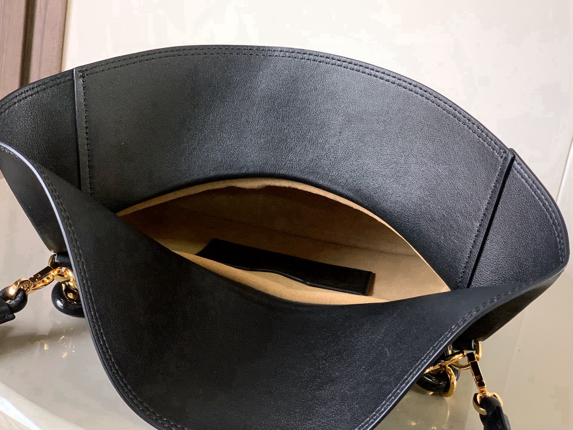 Loewe 中号光滑牛皮革 Ola 手袋 Ola