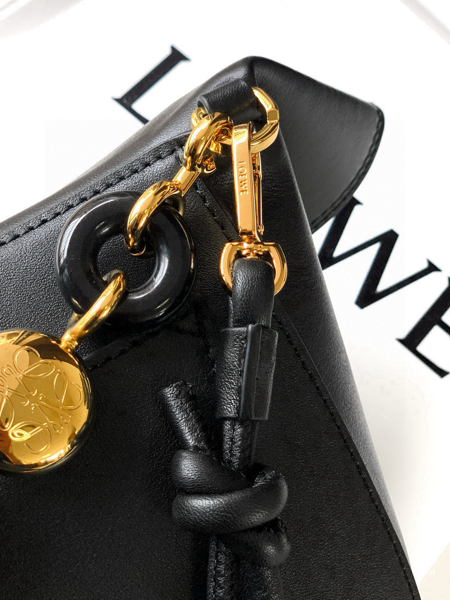 Loewe 中号光滑牛皮革 Ola 手袋 Ola