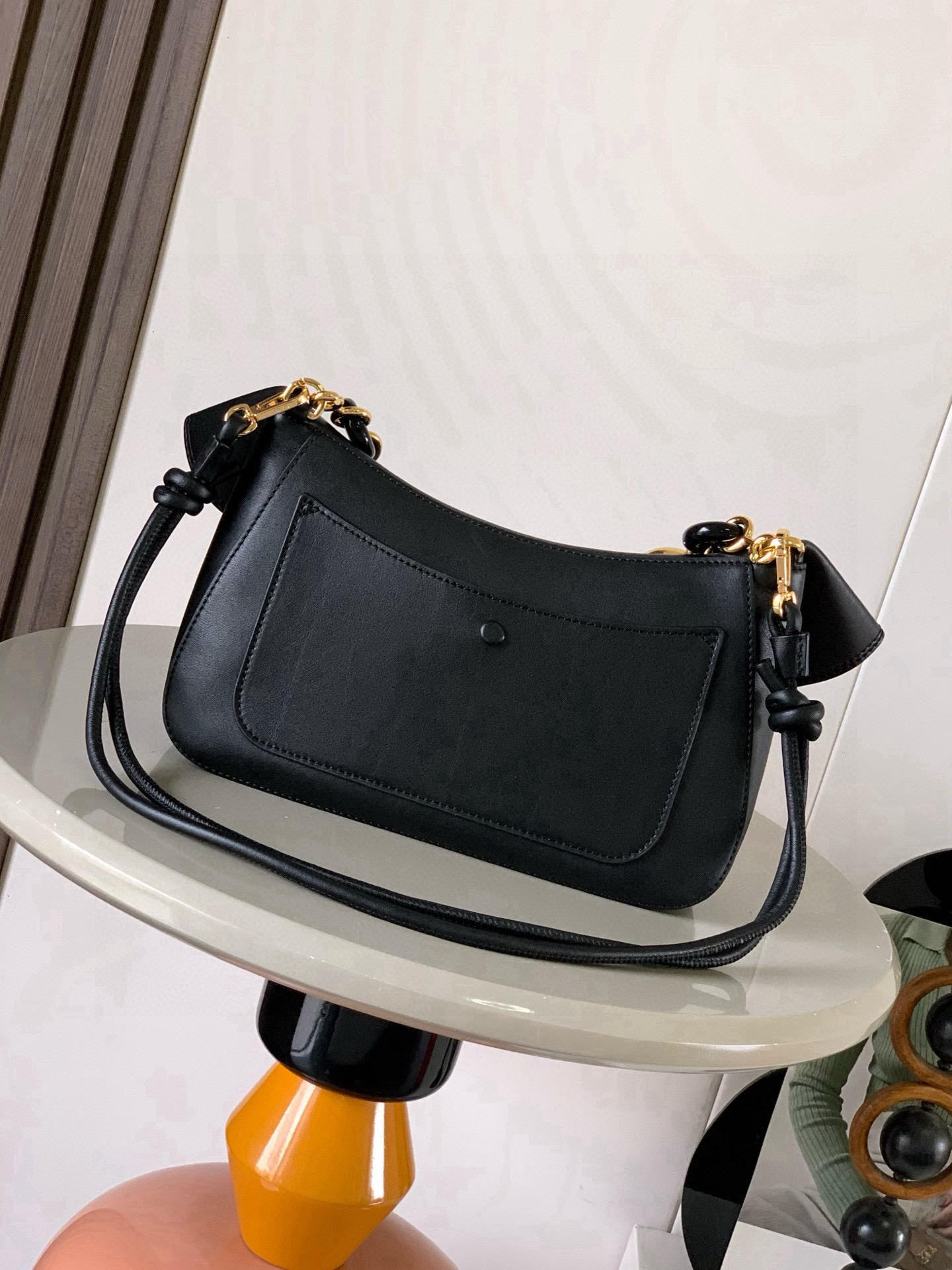 Loewe 中号光滑牛皮革 Ola 手袋 Ola