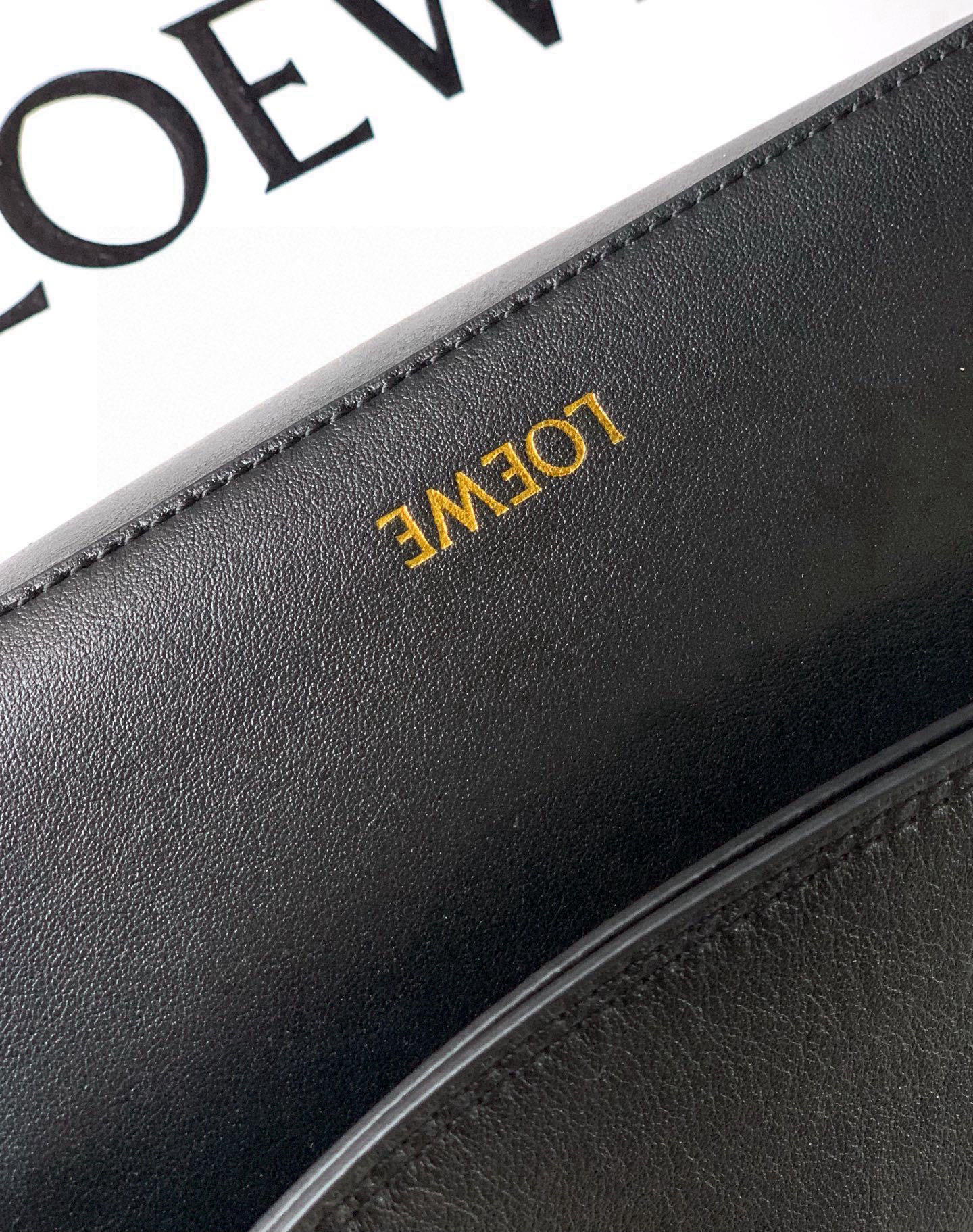 Loewe 中号光滑牛皮革 Ola 手袋 Ola