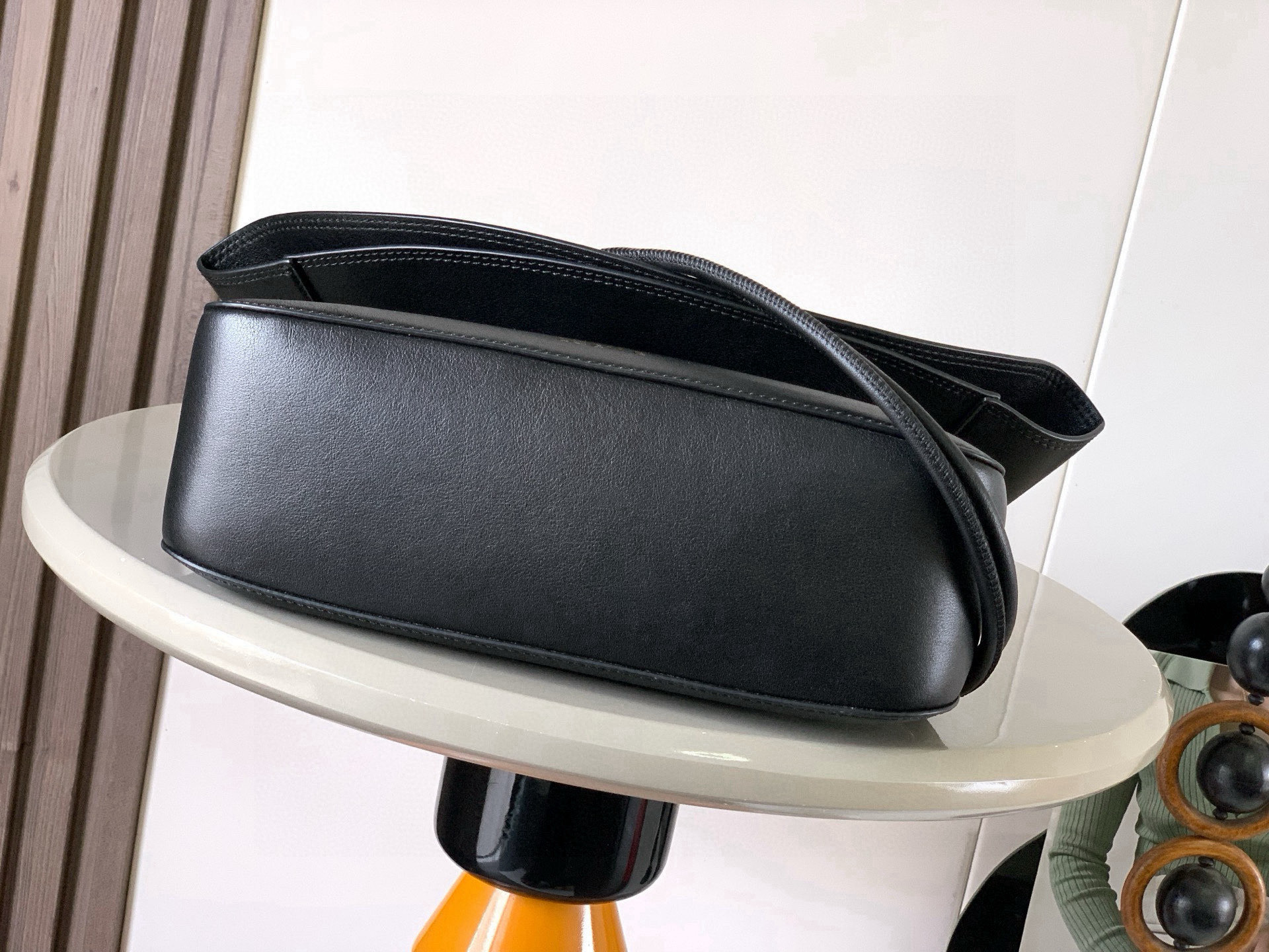 Loewe 中号光滑牛皮革 Ola 手袋 Ola