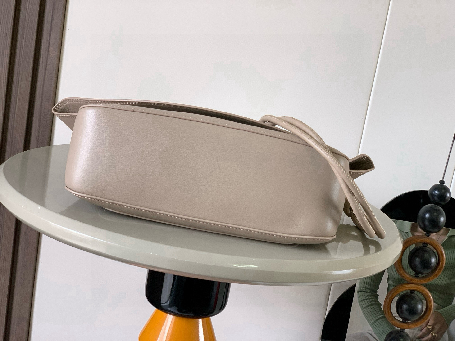 Loewe 中号光滑牛皮革 Ola 手袋 Ola