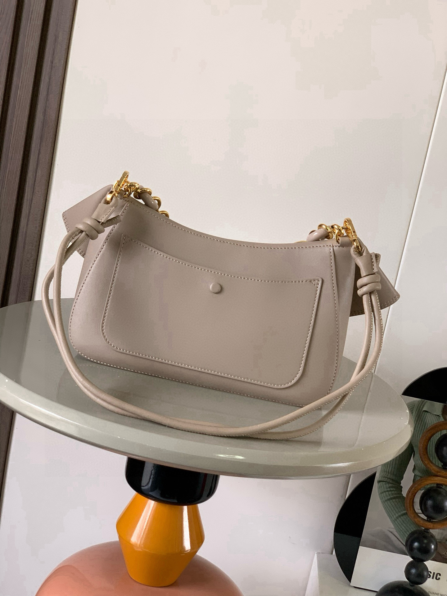 Loewe 中号光滑牛皮革 Ola 手袋 Ola