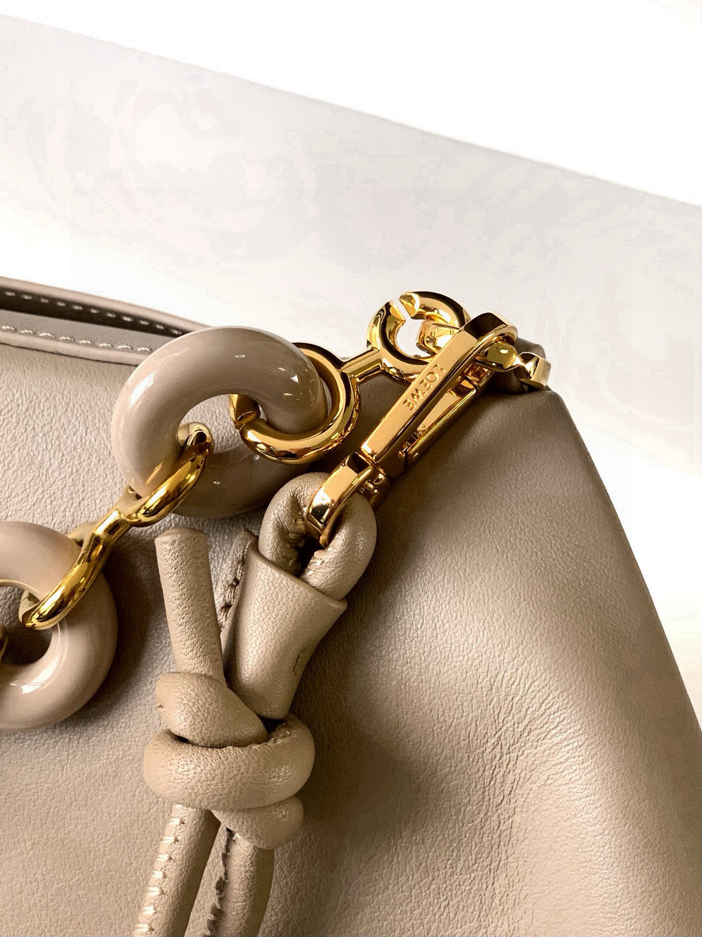 Loewe 中号光滑牛皮革 Ola 手袋 Ola