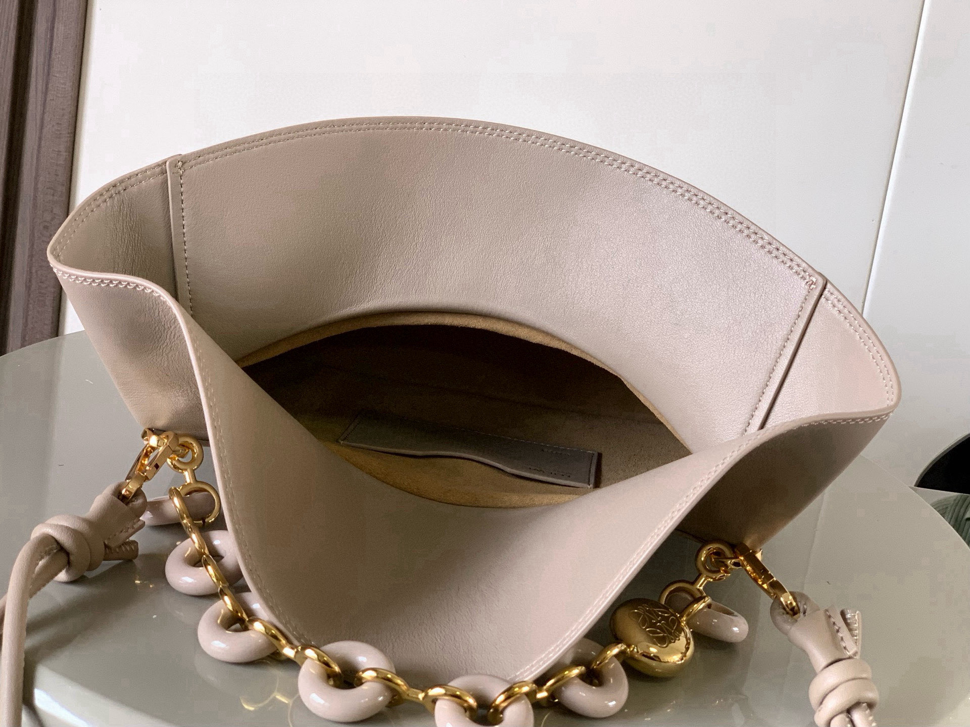 Loewe 中号光滑牛皮革 Ola 手袋 Ola