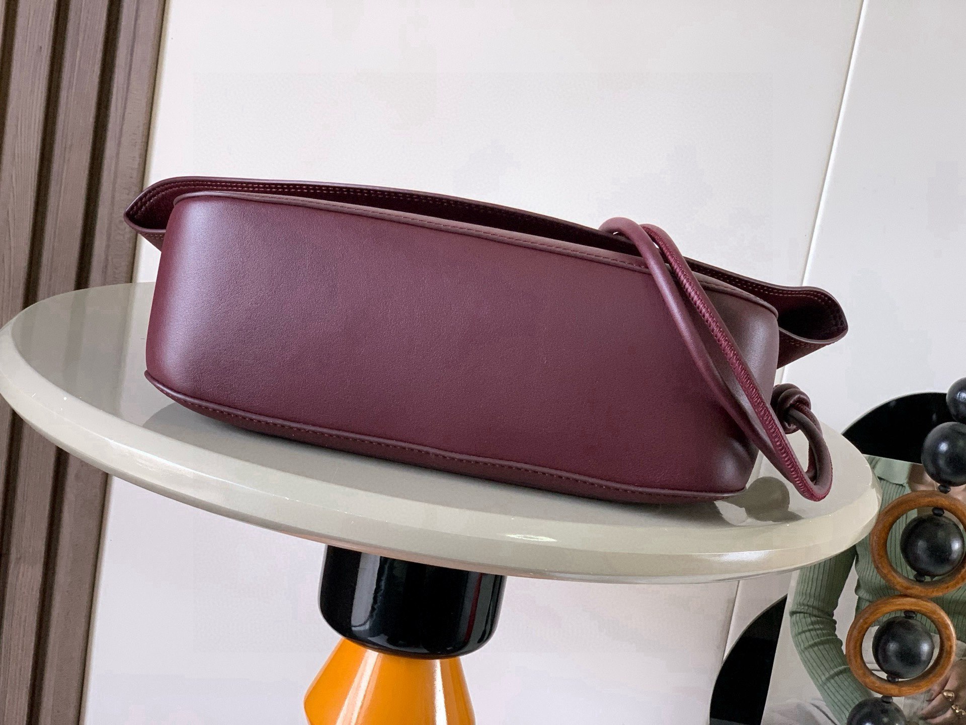 Loewe 中号光滑牛皮革 Ola 手袋 Ola