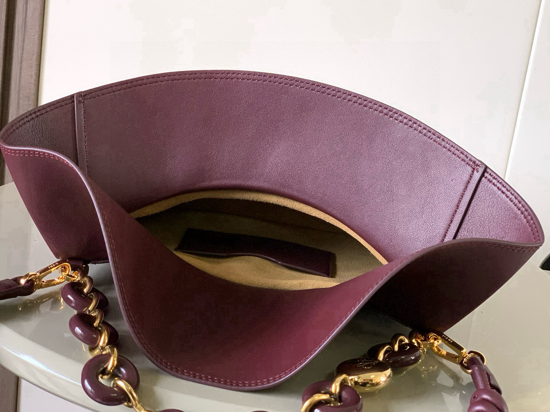 Loewe 中号光滑牛皮革 Ola 手袋 Ola