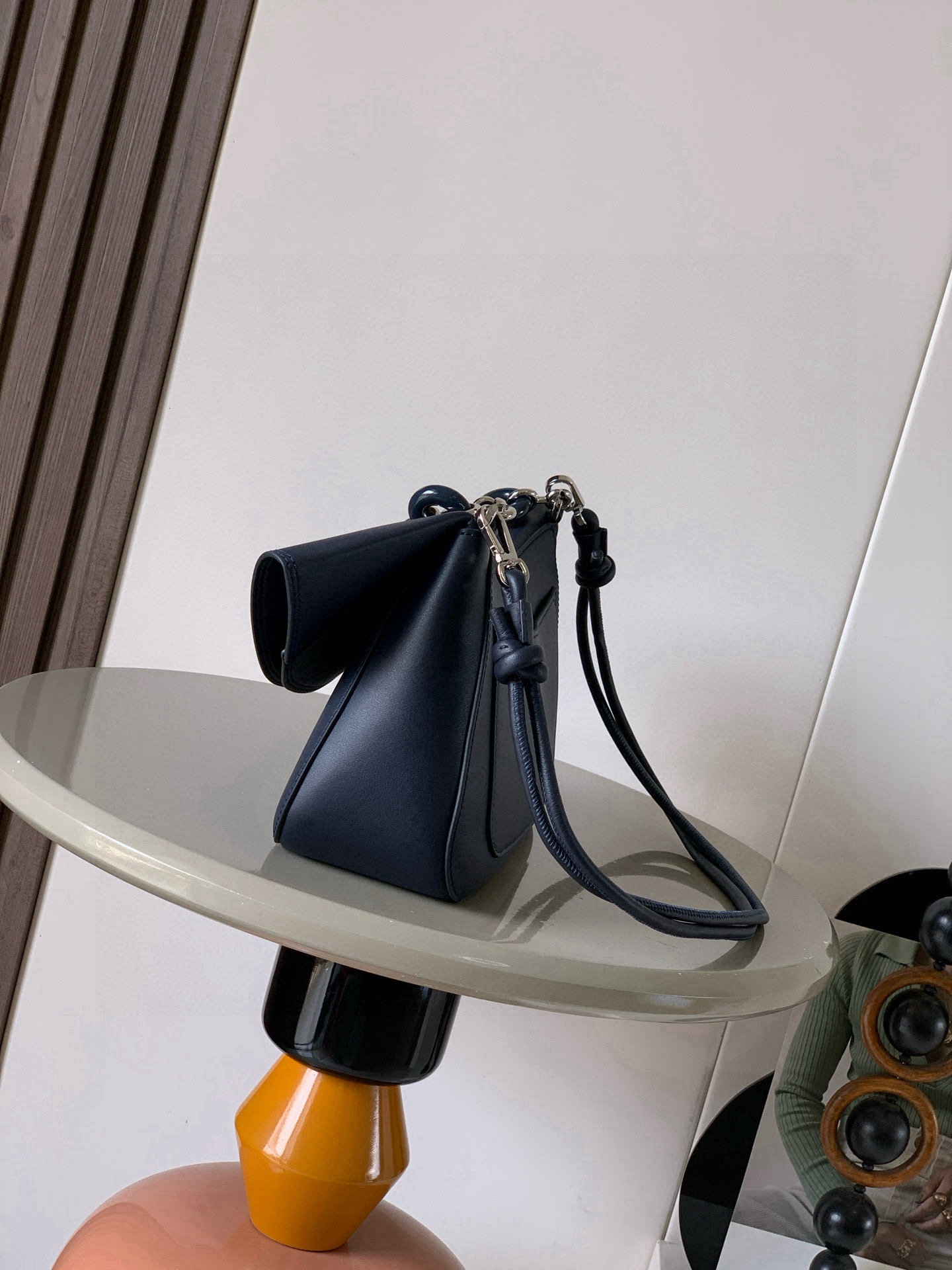 Loewe 中号光滑牛皮革 Ola 手袋 Ola