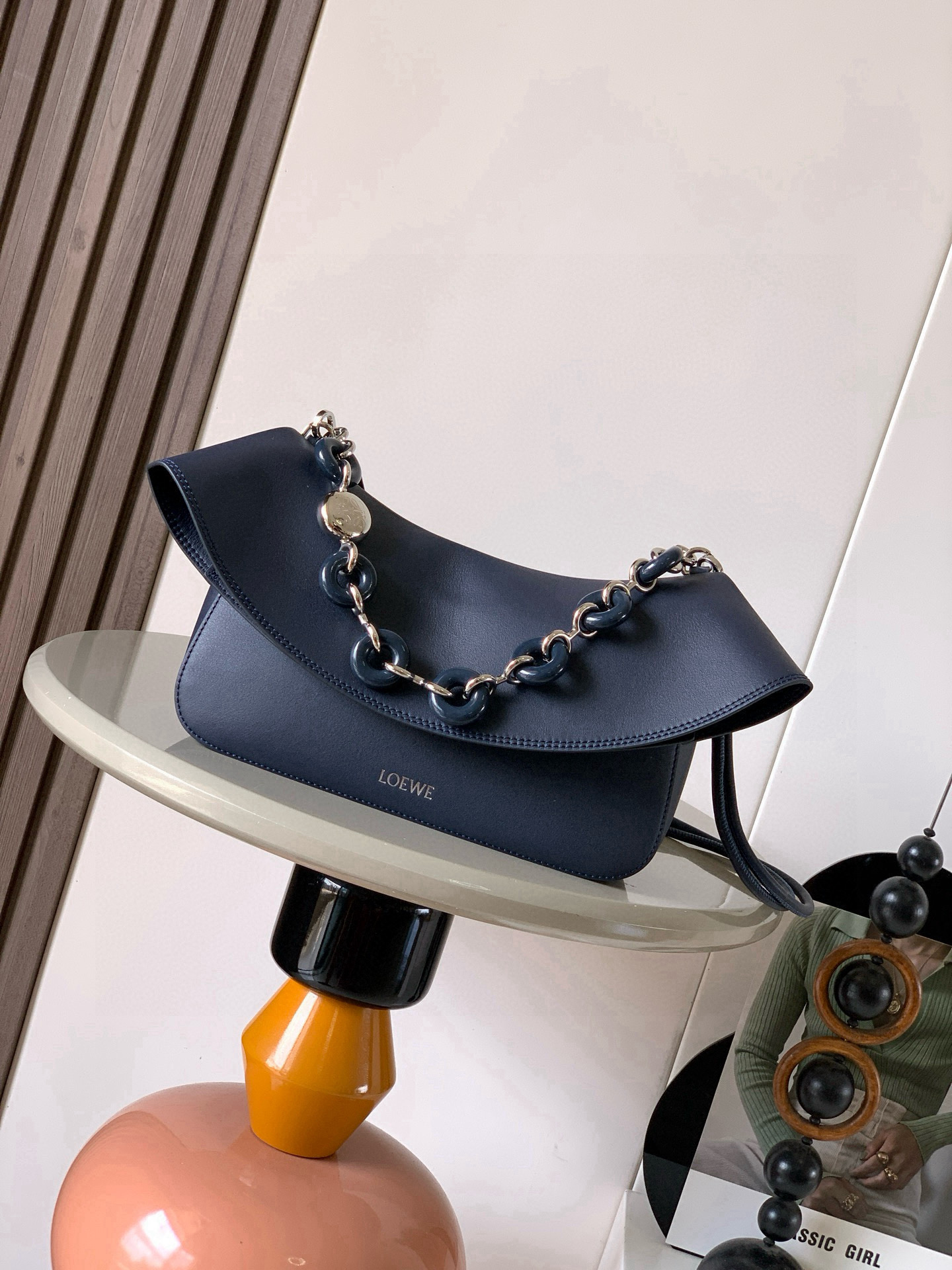 NO:688761,Medium Smooth Cow Leather Ola Handbag Ola is a soft, lightweight, flexible and versatile summer handbag with a curved body, a smooth-line flap and a striking donut chain. This medium version is made of smooth cow leather * Detachable cow leather tubular shoulder strap Detachable donut chain * Flap closure * One inner pocket L0EWE Hot stamping, engraved Anagram logo Size 26CM ~ 18CM ~ 13CM Style No. 9150  Color blue,loewe,loewe,cowhide19860909中号光滑牛皮革 Ola 手袋Ola 是柔软轻便且灵活百搭的夏日手袋采用弧形主体、线条流畅的翻盖和醒目甜甜圈链条此中号版本采用光滑牛皮革制成*可拆卸牛皮革管状肩带可拆卸甜甜圈链条*翻盖开合*一个内袋 L0EWE 烫金,镌刻 Anagram 标志 尺寸26CM～18CM～13CM 款号9150 颜色兰色,罗意威,loewe,cowhide,Bag