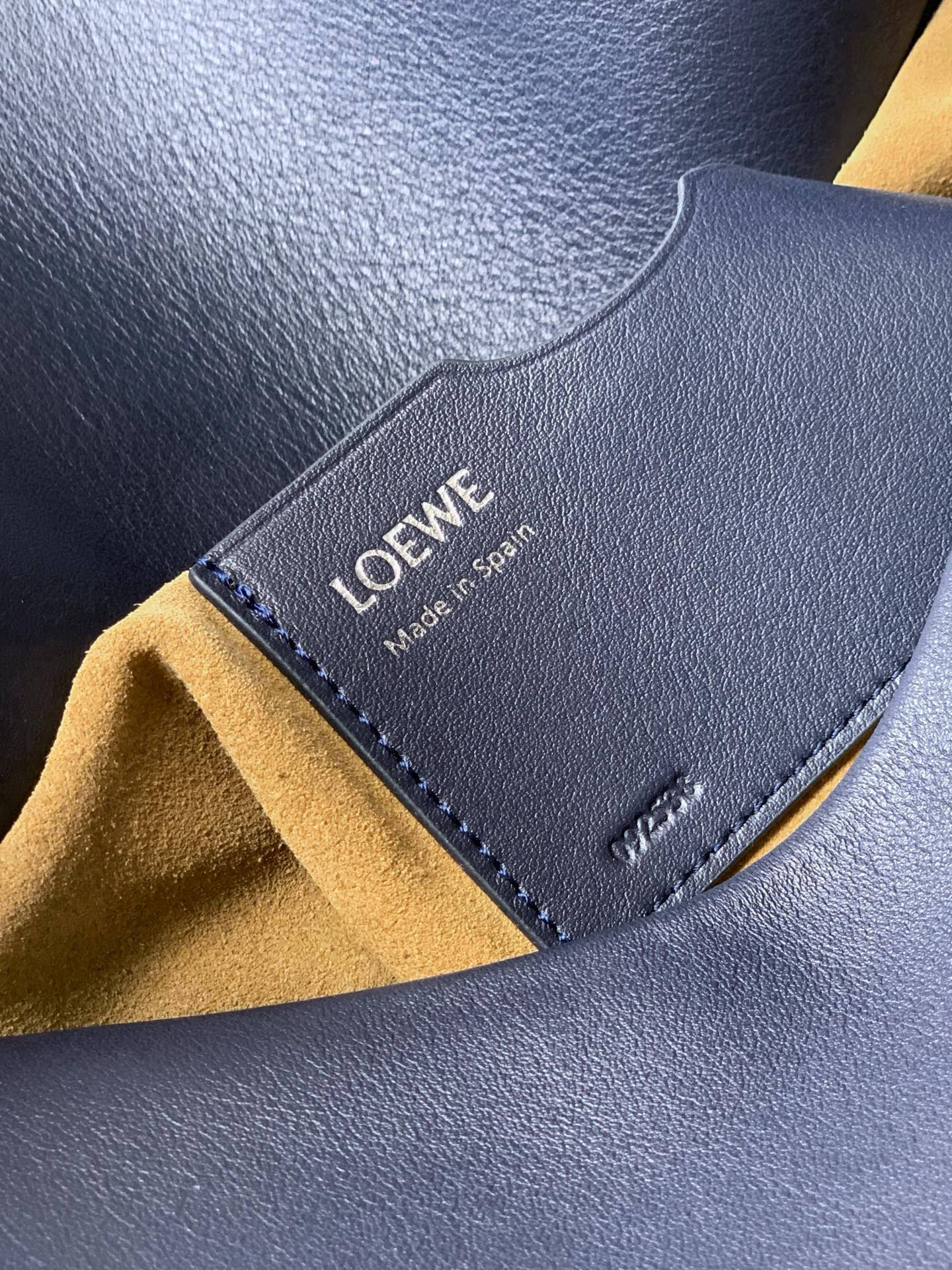 Loewe 中号光滑牛皮革 Ola 手袋 Ola